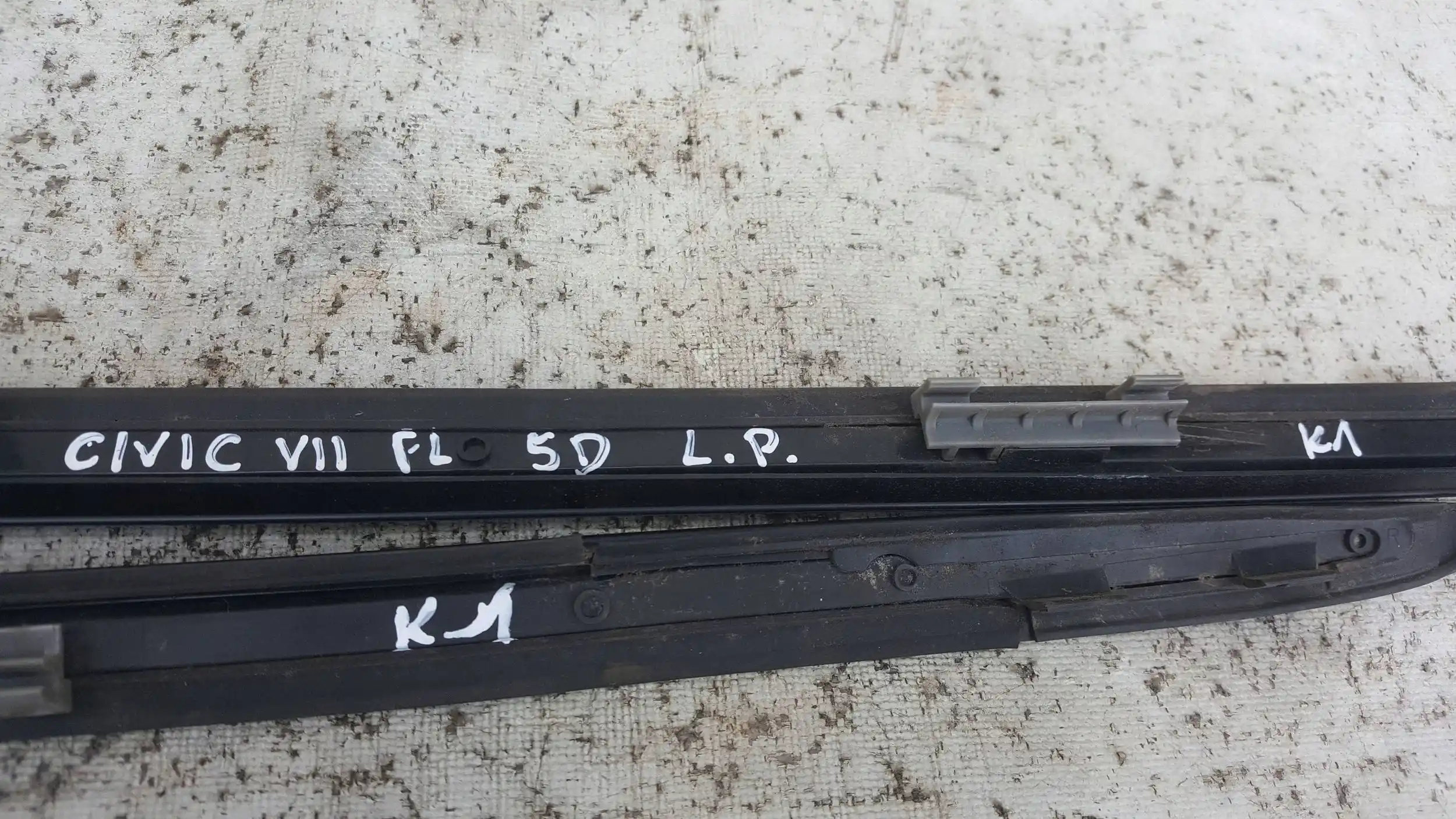 LISTWA LISTWY SZYBY CZOŁOWEJ KPL HONDA CIVIC VII 5D LIFT 00-06