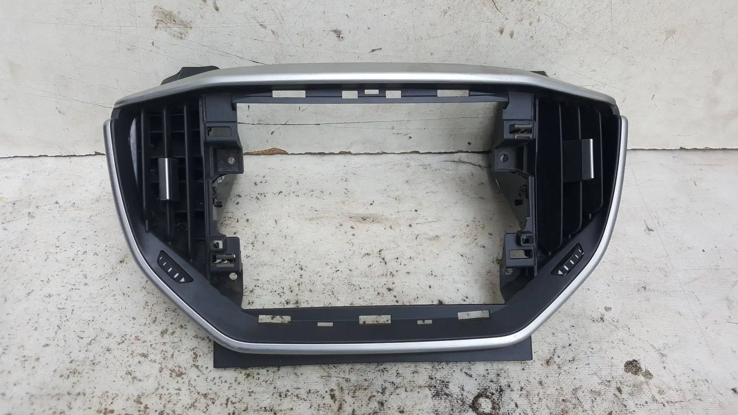 RAMKA OBUDOWA WYŚWIETLACZA KRATKI NAWIEWU 6700190600 MASERATI GHIBLI III 13