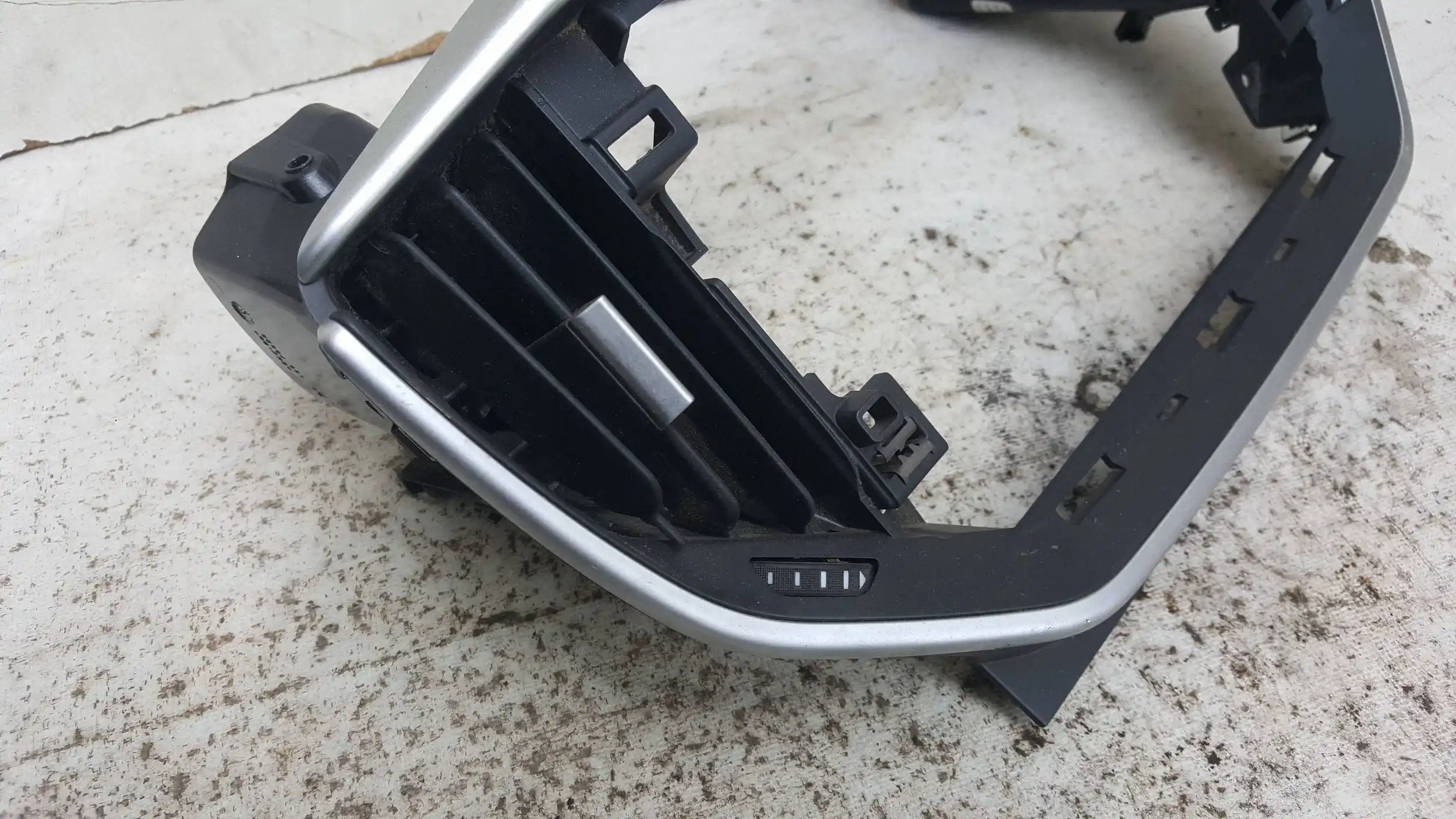RAMKA OBUDOWA WYŚWIETLACZA KRATKI NAWIEWU 6700190600 MASERATI GHIBLI III 13