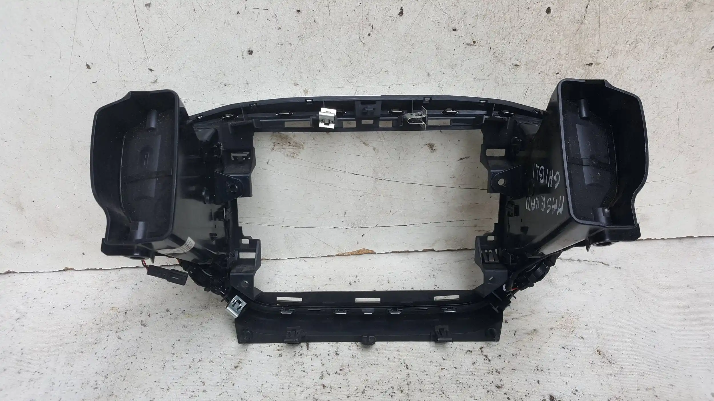 RAMKA OBUDOWA WYŚWIETLACZA KRATKI NAWIEWU 6700190600 MASERATI GHIBLI III 13