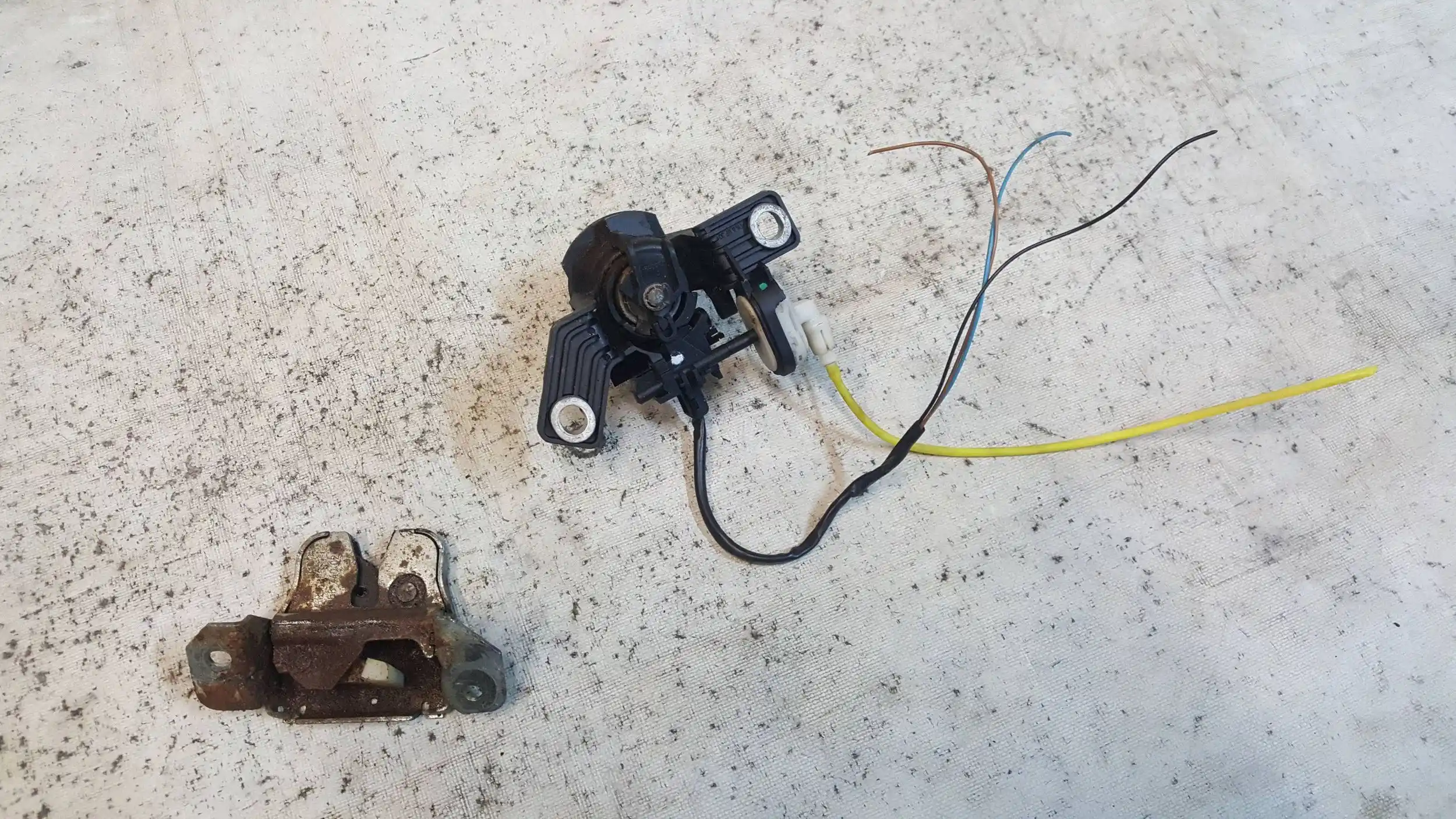 ZAMEK KLAPY TYŁ TYLNEJ A1687400236 A188740091 MERCEDES A KLASA W168 97-