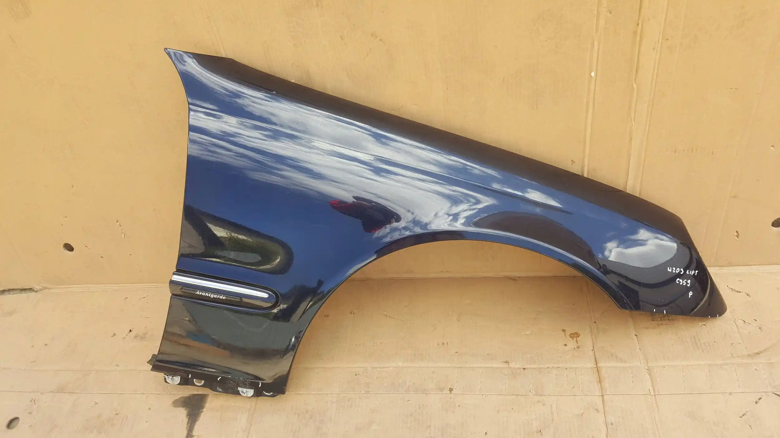 BŁOTNIK PRAWY PRZÓD PRZEDNI MERCEDES W203 C-KLASA LIFT 04-07 C359