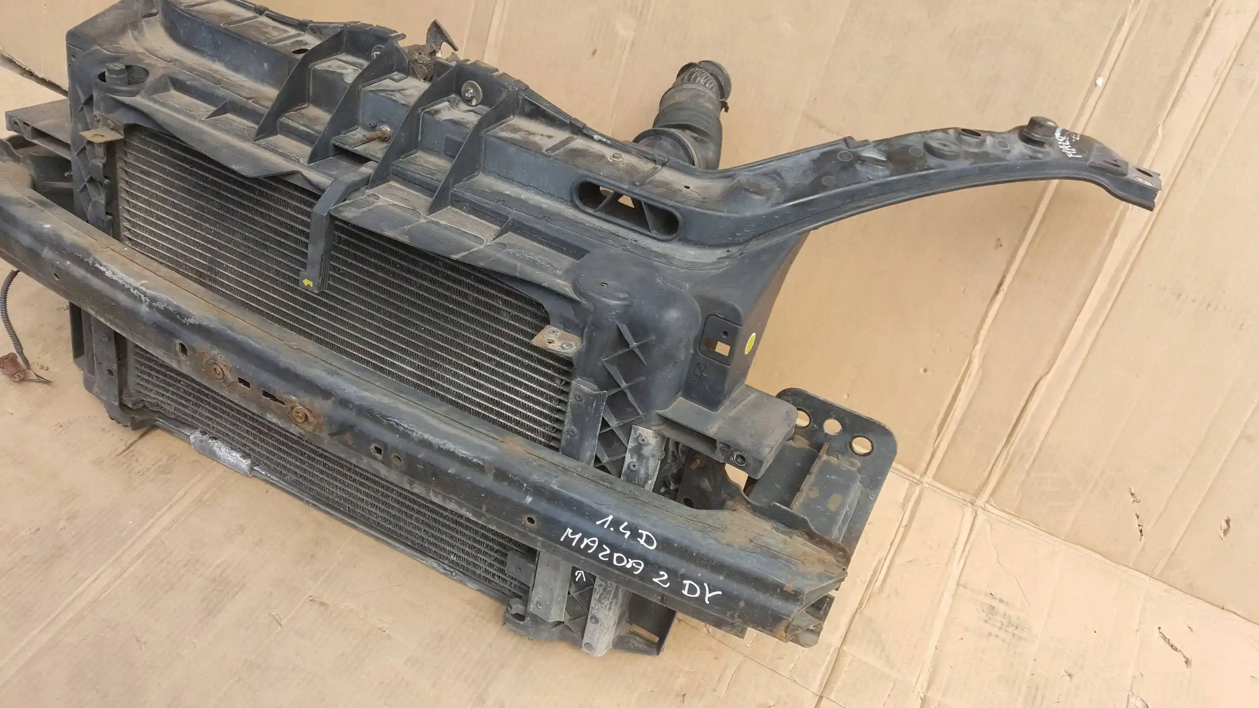 PAS PRZEDNI WZMOCNIENIE CHŁODNICE WENTYLATOR KPL MAZDA 2 DY 1.4D 02-07