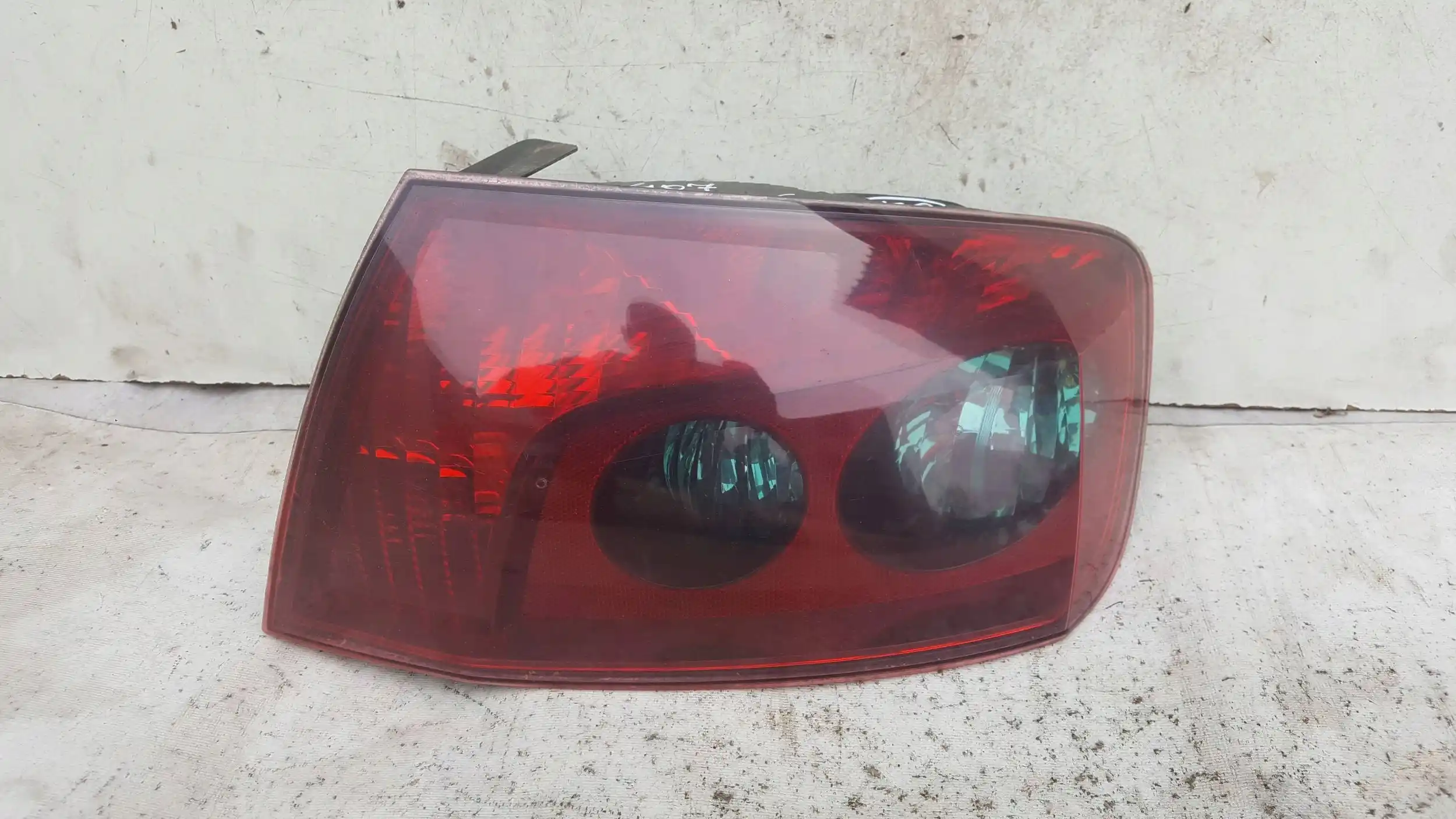 LAMPA PRAWY TYŁ TYLNA PEUGEOT 407 SEDAN 04-08