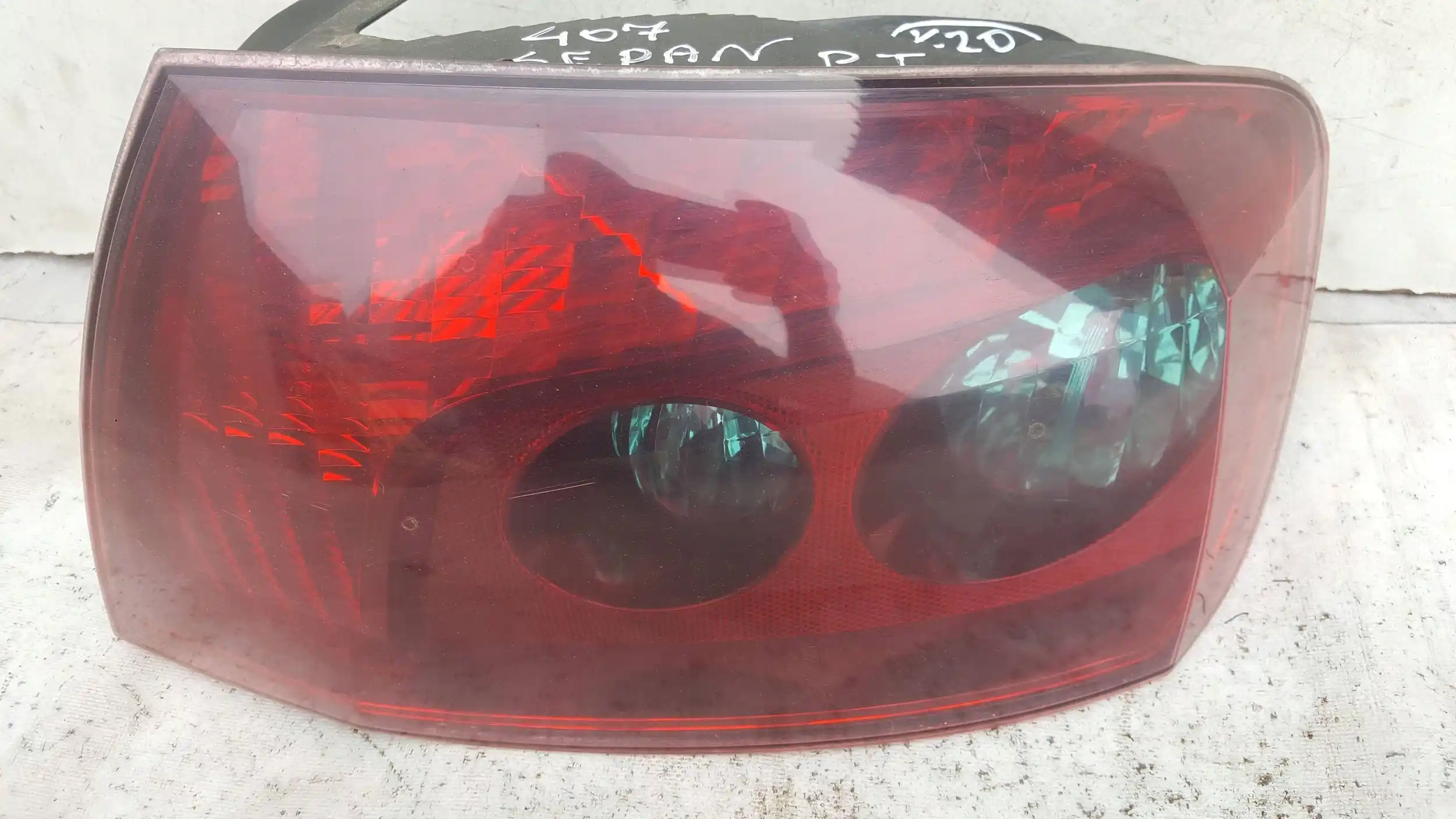 LAMPA PRAWY TYŁ TYLNA PEUGEOT 407 SEDAN 04-08
