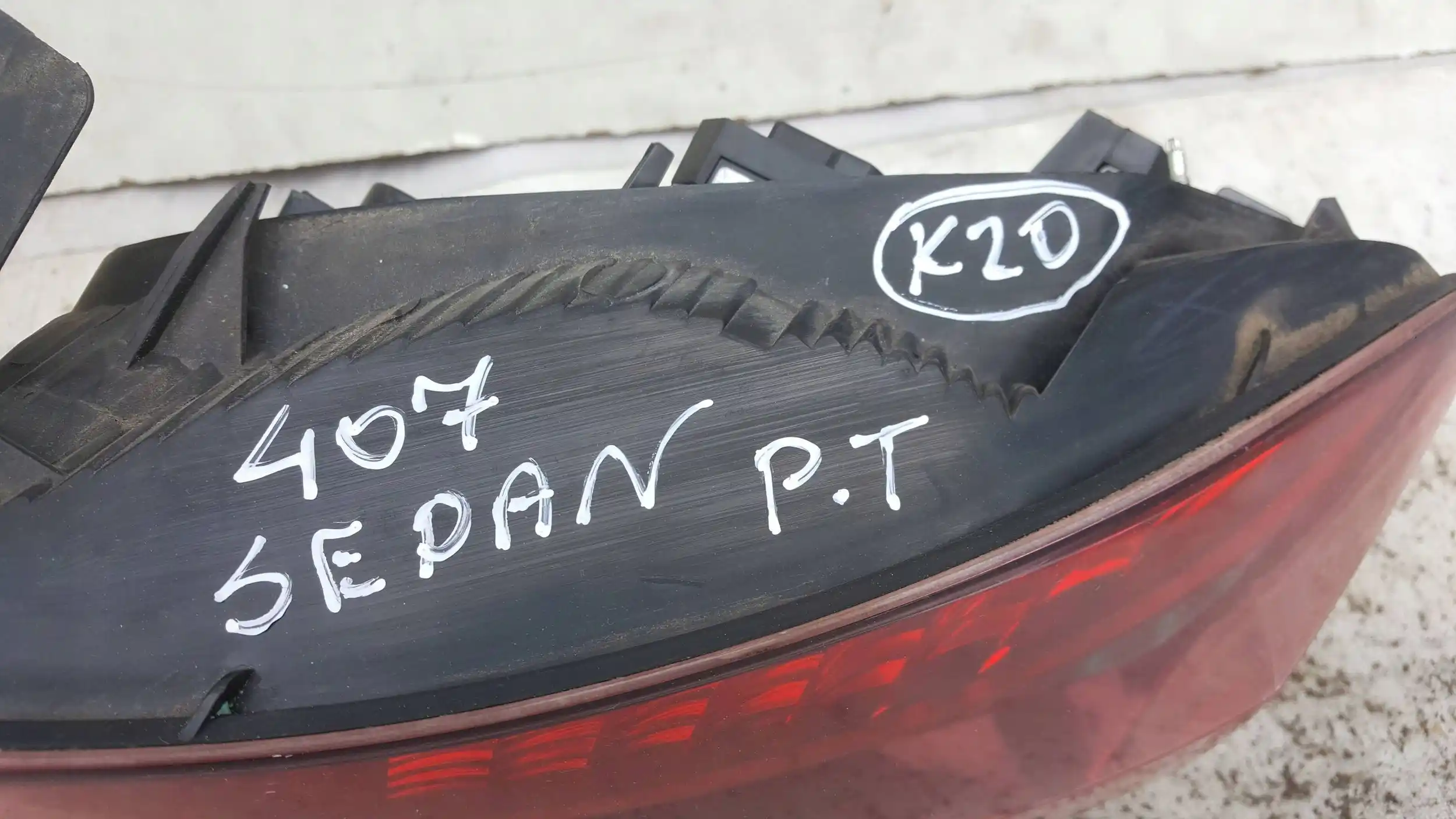 LAMPA PRAWY TYŁ TYLNA PEUGEOT 407 SEDAN 04-08