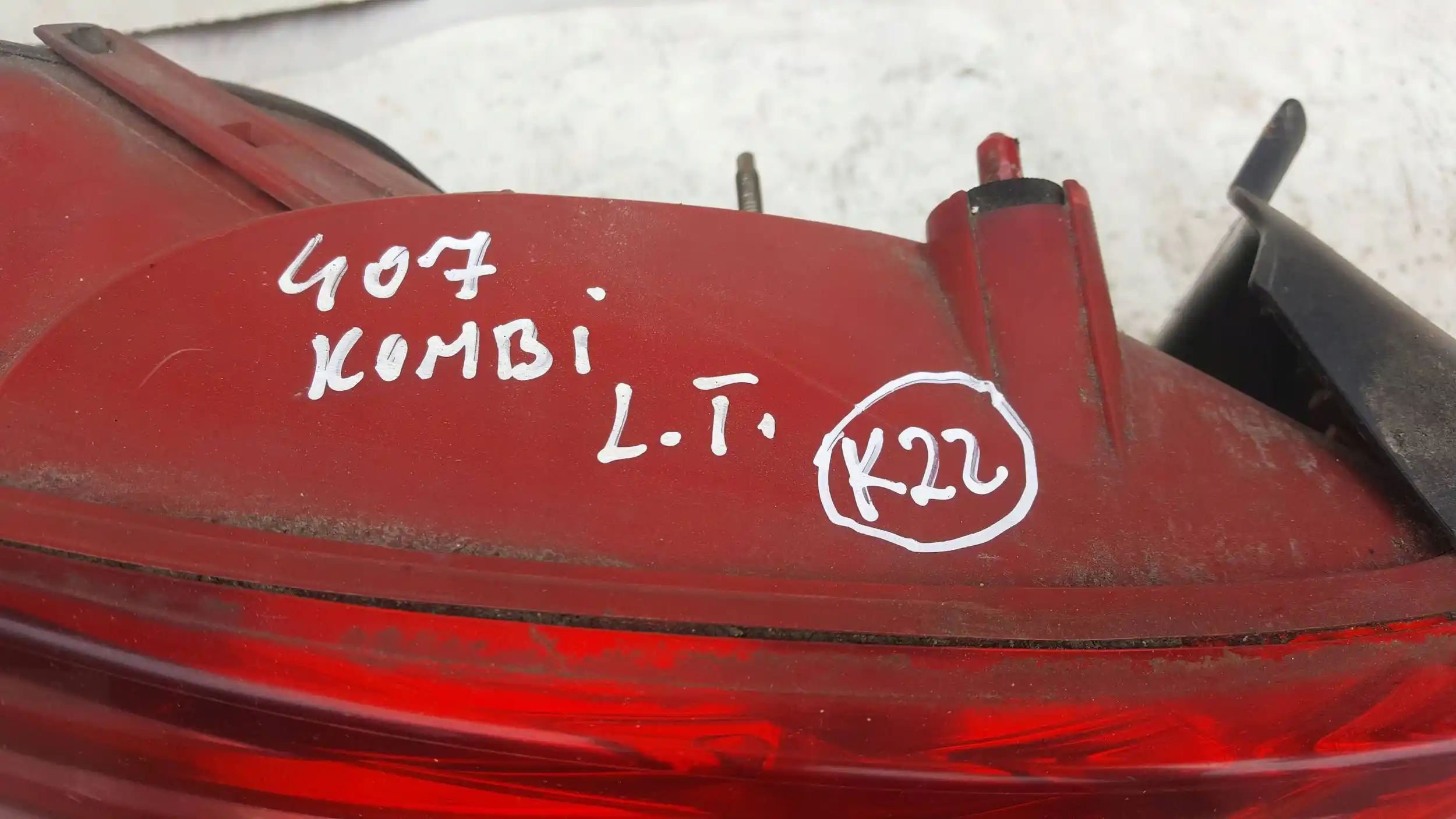 LAMPA LEWY TYŁ TYLNA PEUGEOT 407 SW KOMBI 04-