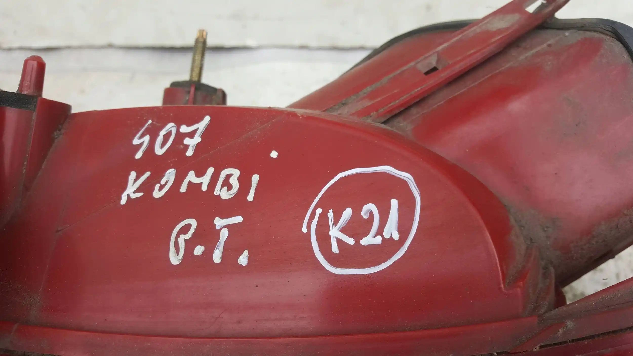 LAMPA PRAWY TYŁ TYLNA PEUGEOT 407 SW KOMBI 04-
