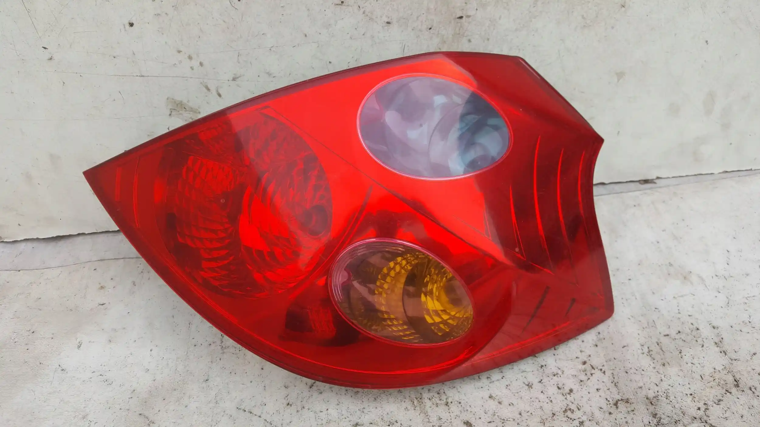 LAMPA PRAWY TYŁ TYLNA KIA CEED I HB 06-09