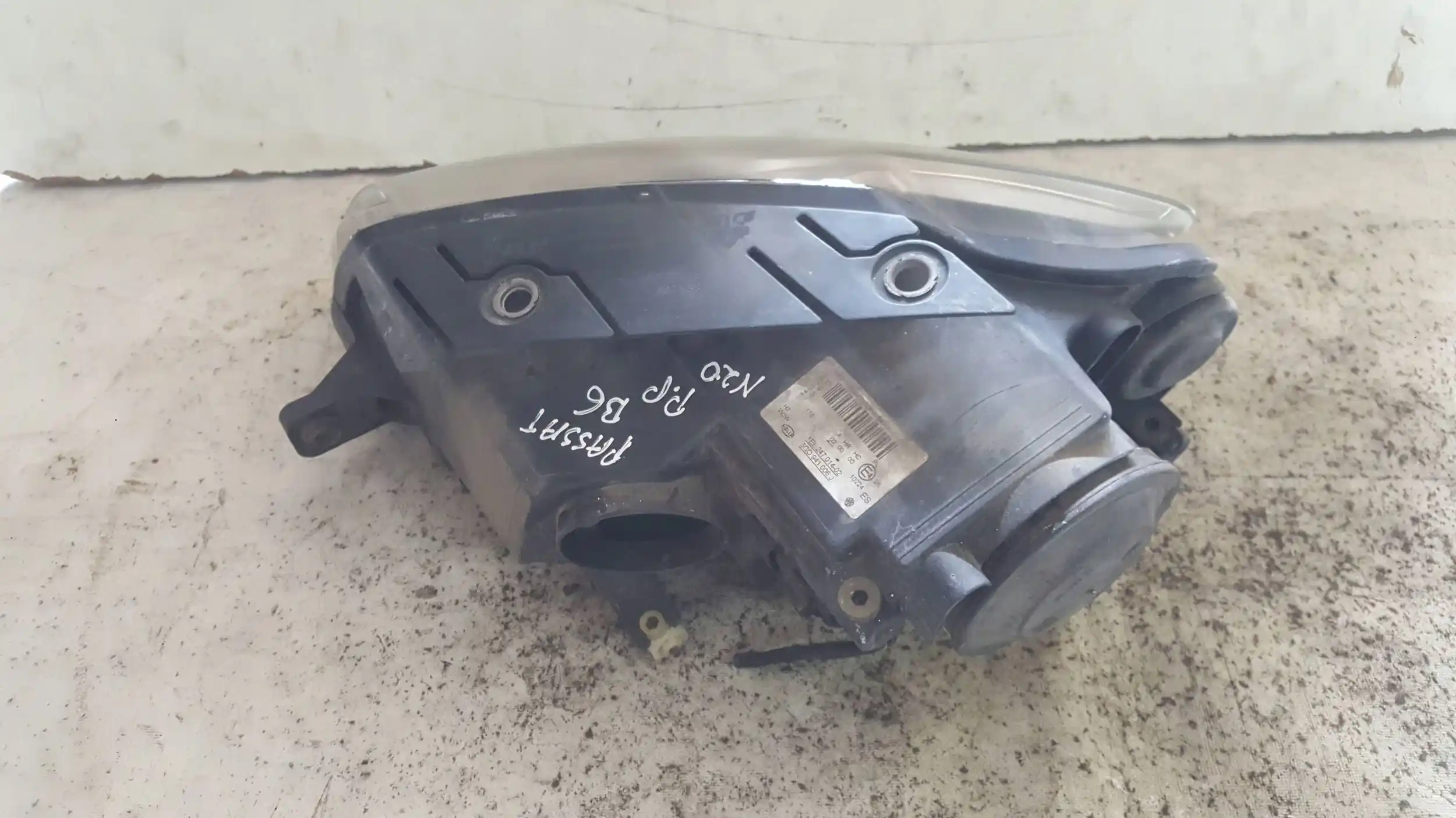 LAMPA PRAWY PRZÓD PRZEDNIA 3C0941006J VW PASSAT B6 05-09