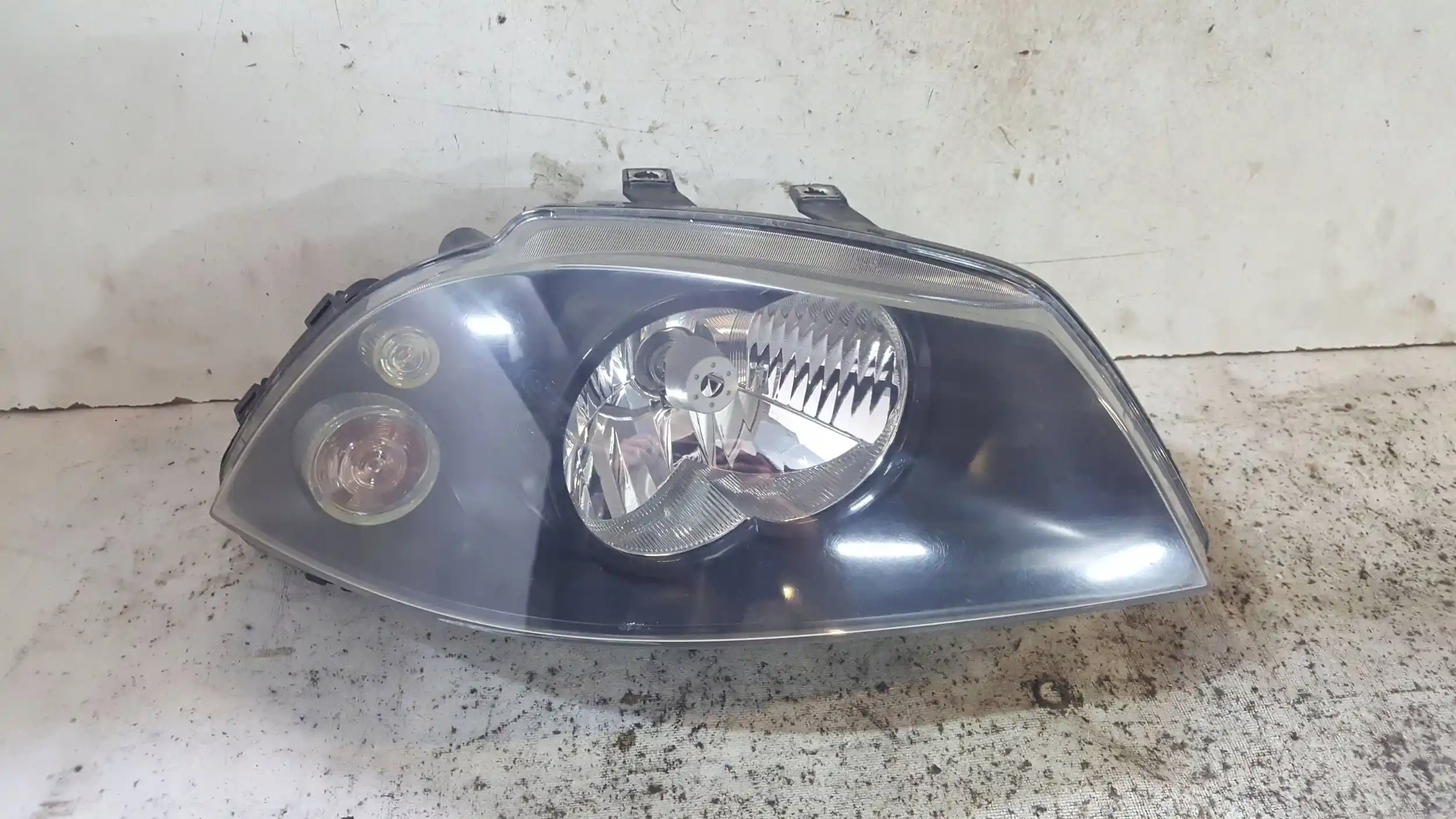 LAMPA PRAWY PRZÓD PRZEDNIA SEAT IBIZA III 6L1 CORDOBA II 6L2 02-05