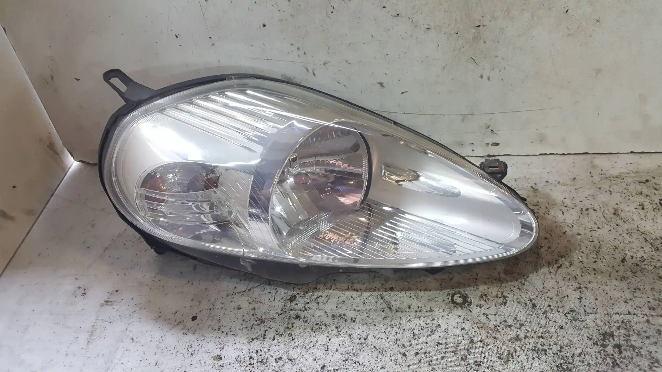 LAMPA PRAWY PRZÓD PRZEDNIA FIAT GRANDE PUNTO 05-09