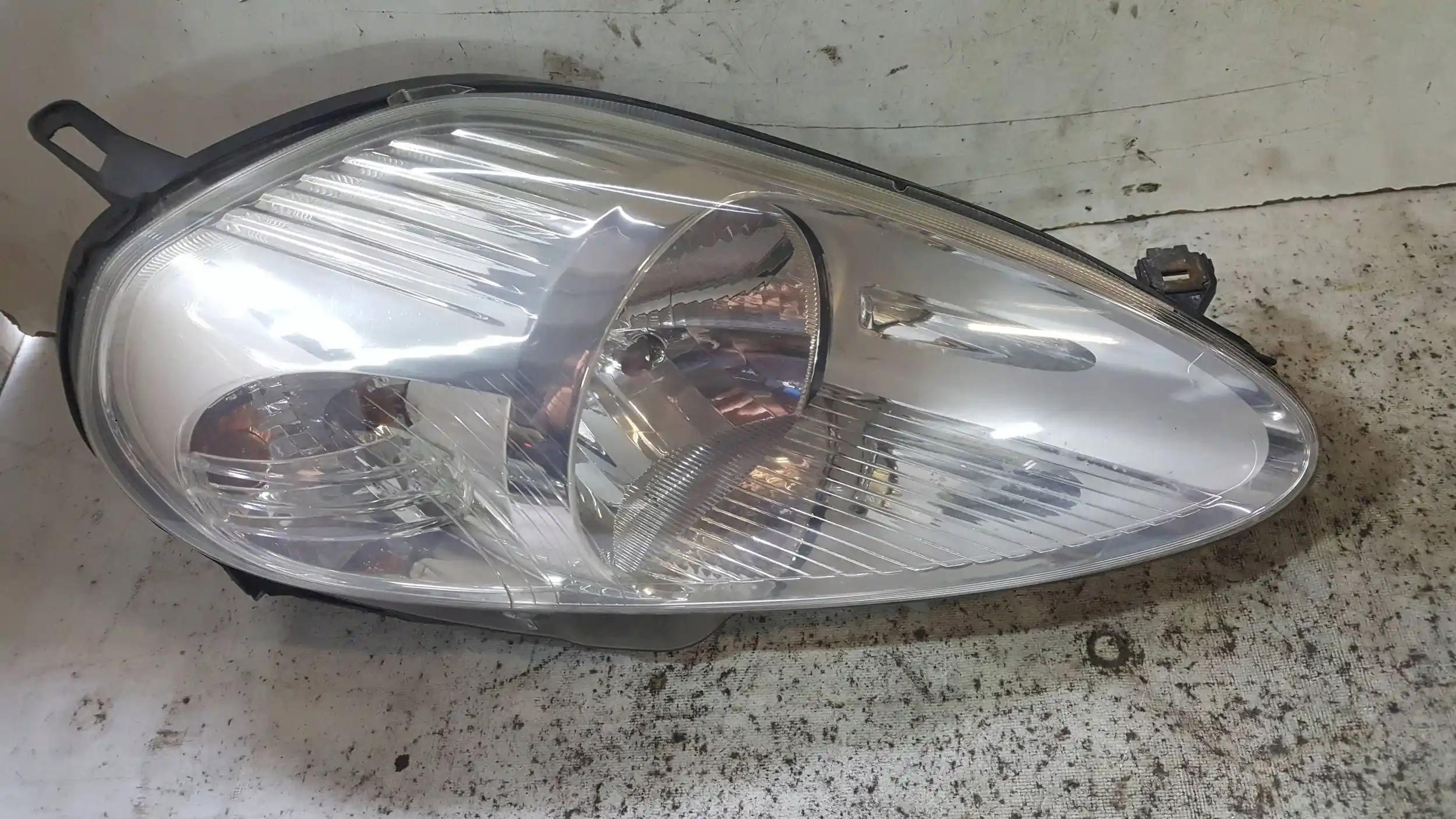 LAMPA PRAWY PRZÓD PRZEDNIA FIAT GRANDE PUNTO 05-09