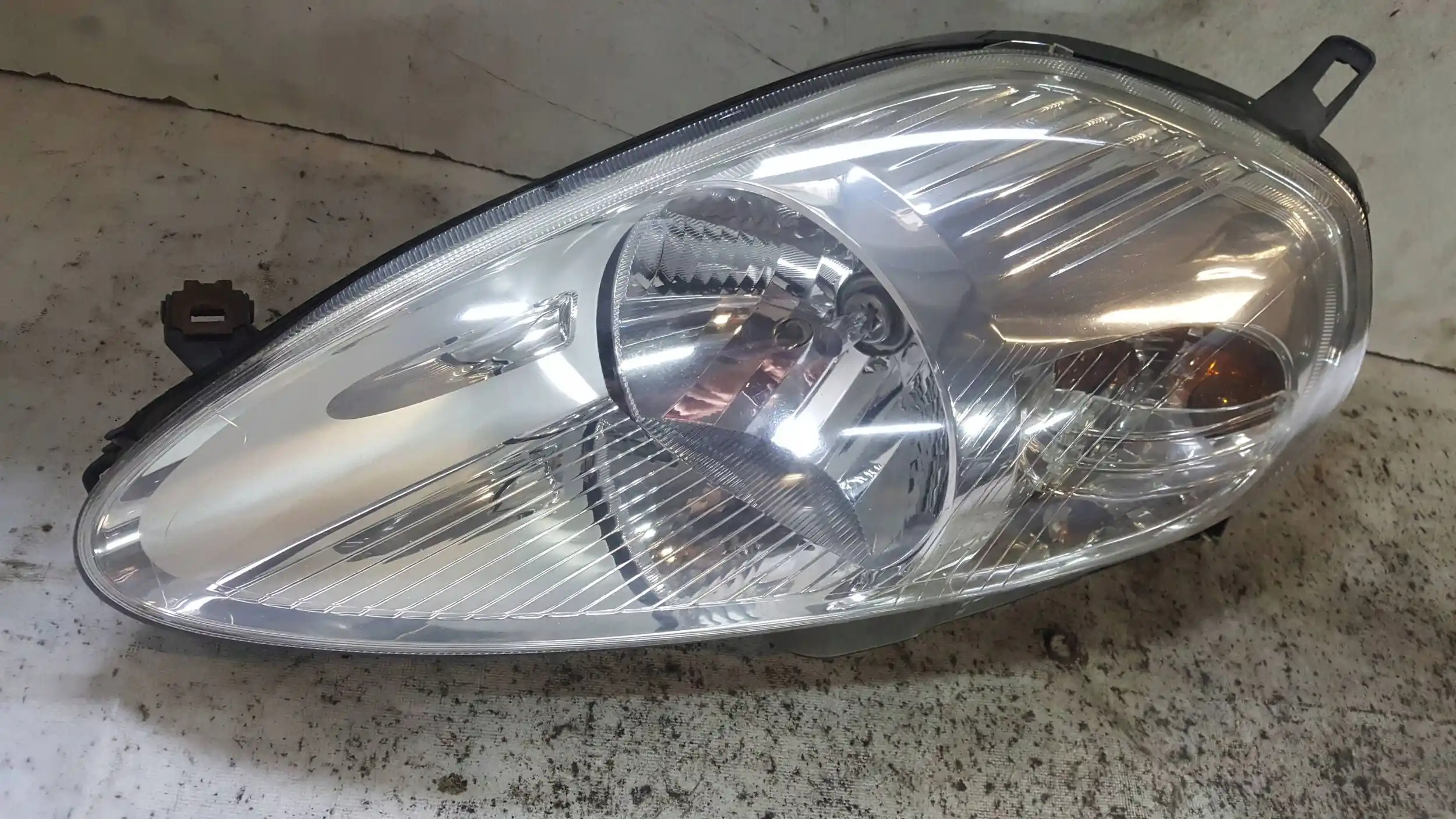 LAMPA LEWY PRZÓD PRZEDNIA FIAT GRANDE PUNTO 05-09