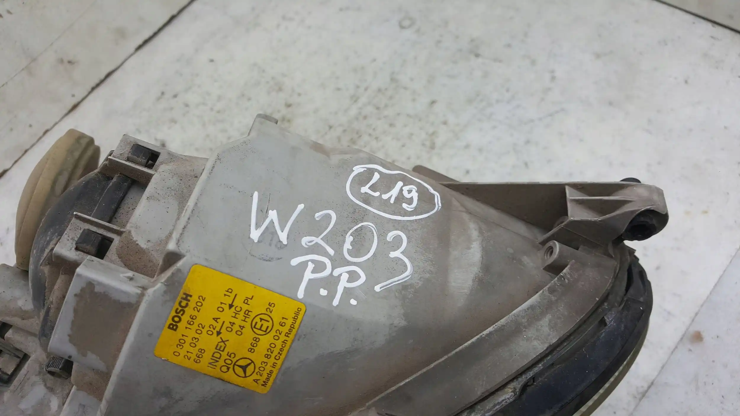 LAMPA PRAWY PRZÓD PRZEDNIA 0301166202 A2038200261 MERCEDES C-KLASA W203 00-