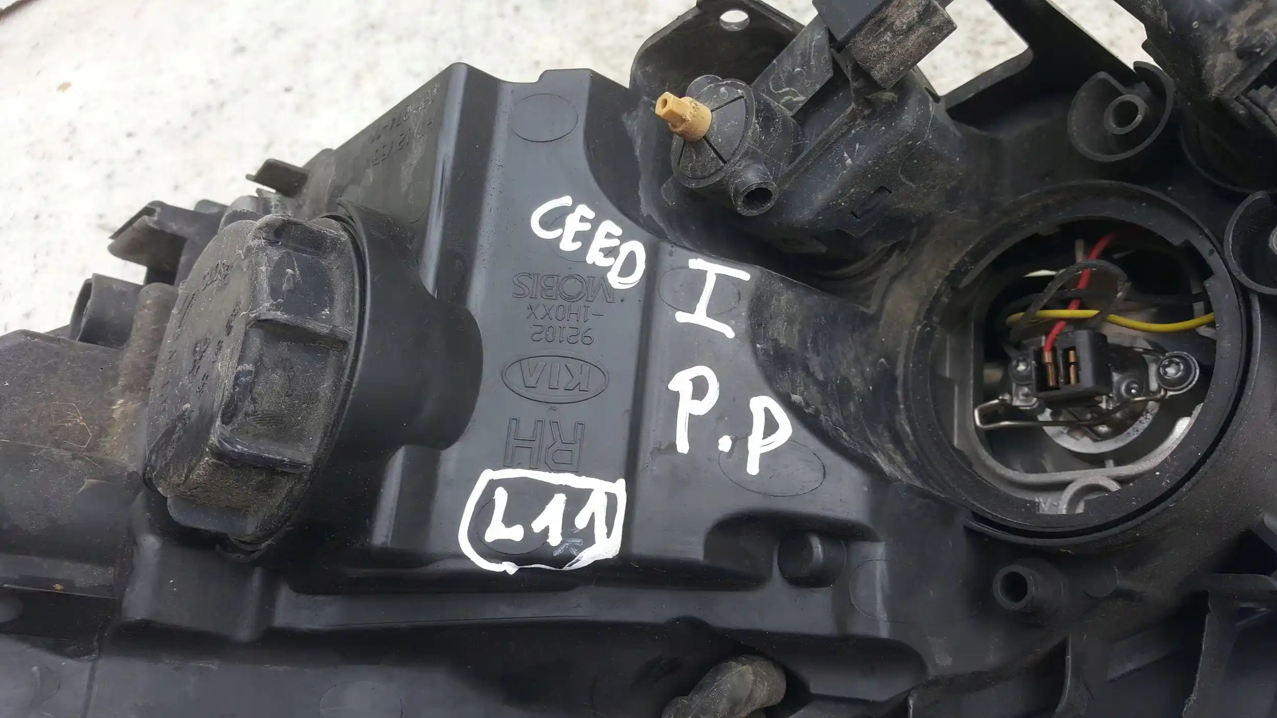 LAMPA PRAWY PRZÓD PRZEDNIA 921021H000 KIA CEED I 06-09