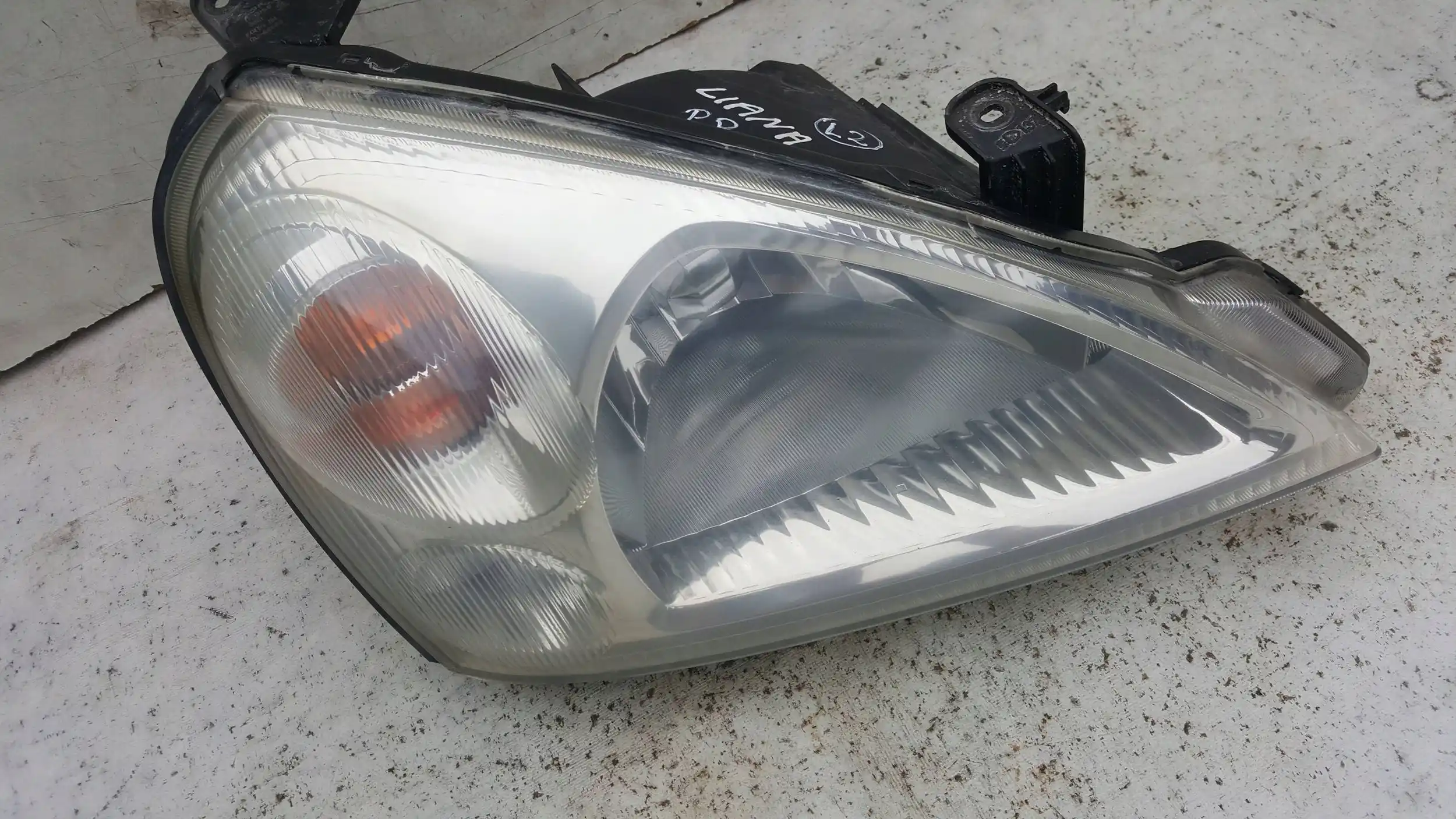 LAMPA PRAWY PRZÓD PRZEDNIA SUZUKI LIANA 01-