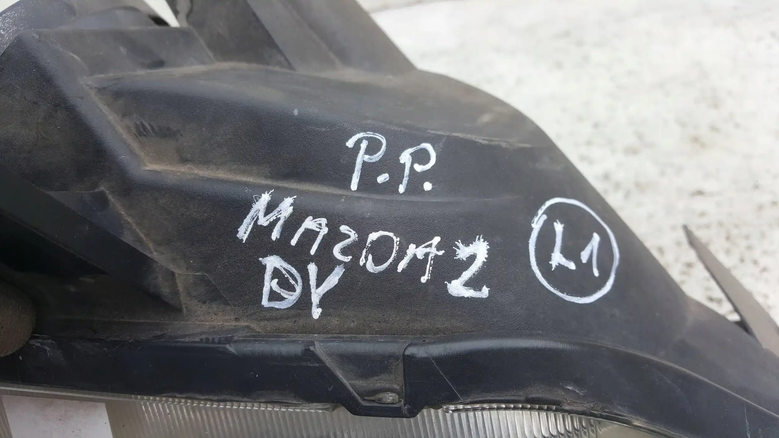 LAMPA PRAWY PRZÓD PRZEDNIA MAZDA 2 DY 02-07