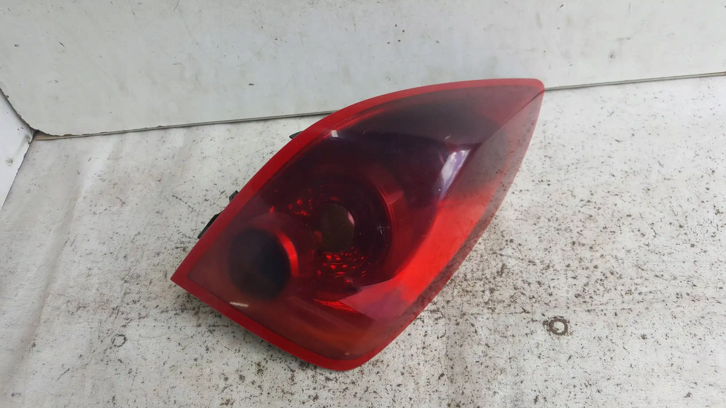 LAMPA PRAWY TYŁ TYLNA NISSAN PRIMERA III P12 HB 02-