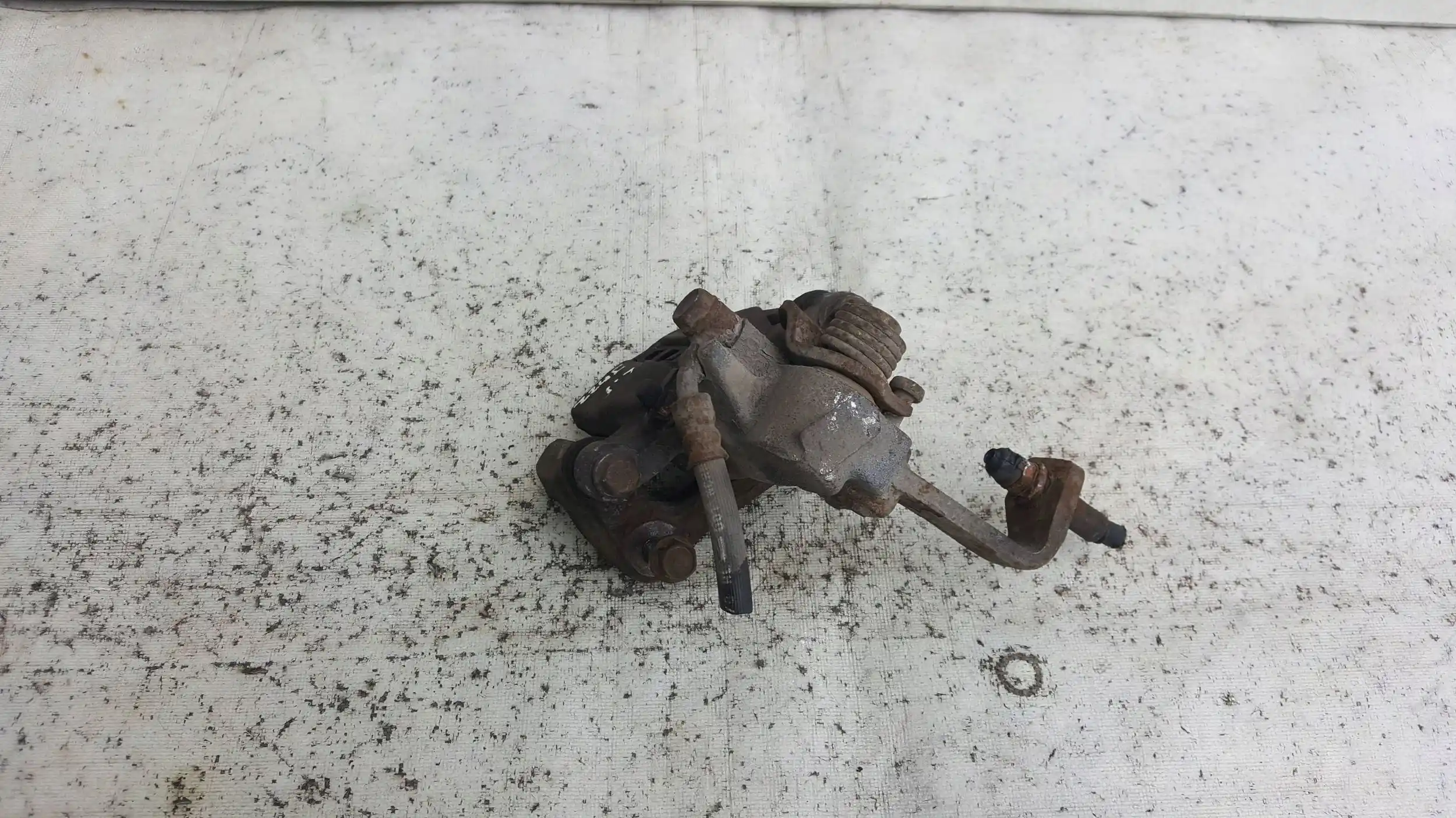 ZACISK LEWY TYŁ TYLNY HONDA JAZZ II 02-