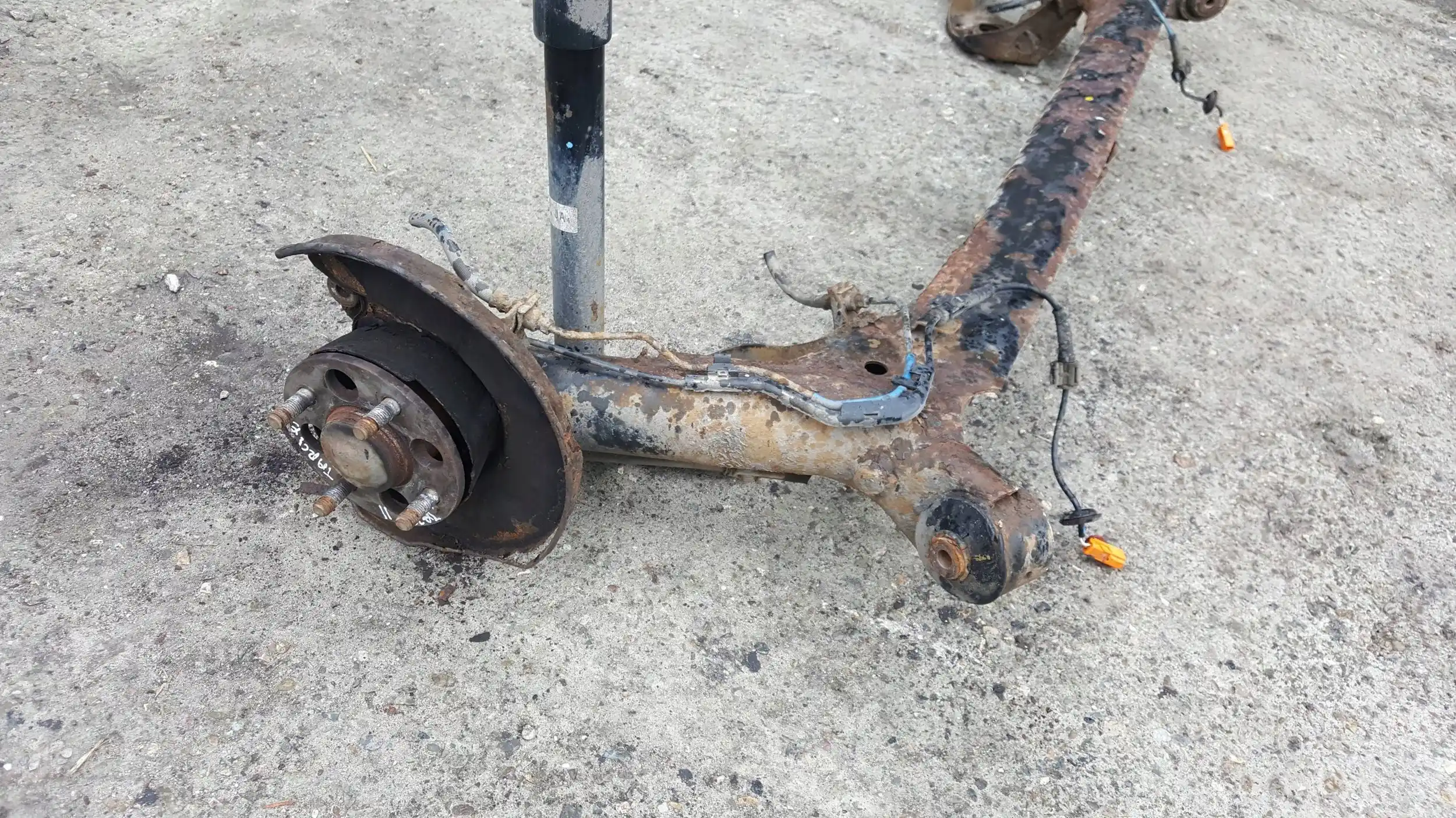 SANKI BELKA ZAWIESZENIA OŚ TYŁ TYLNA TARCZE ABS HONDA JAZZ B 5D 02-08
