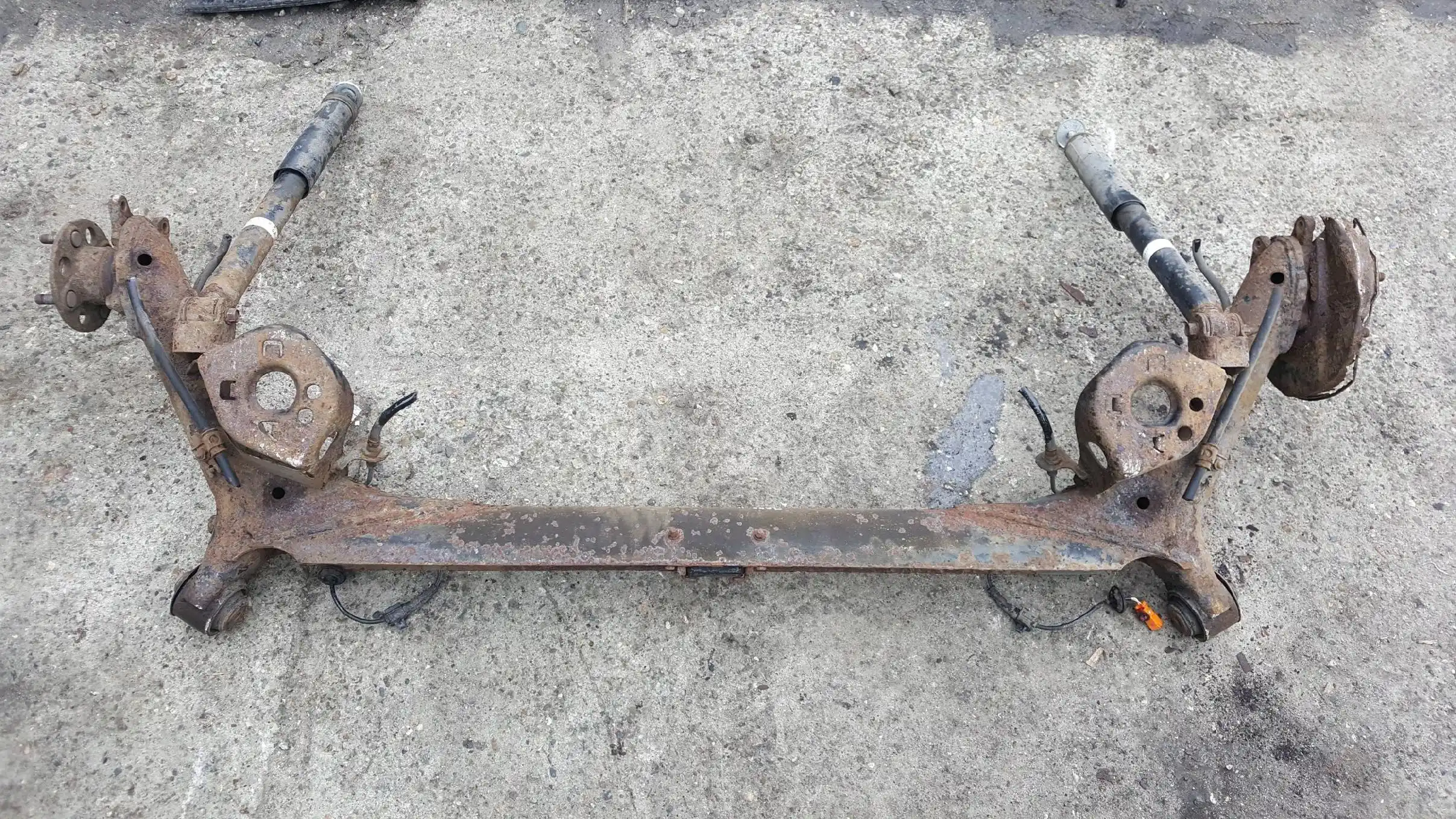 SANKI BELKA ZAWIESZENIA OŚ TYŁ TYLNA TARCZE ABS HONDA JAZZ B 5D 02-08