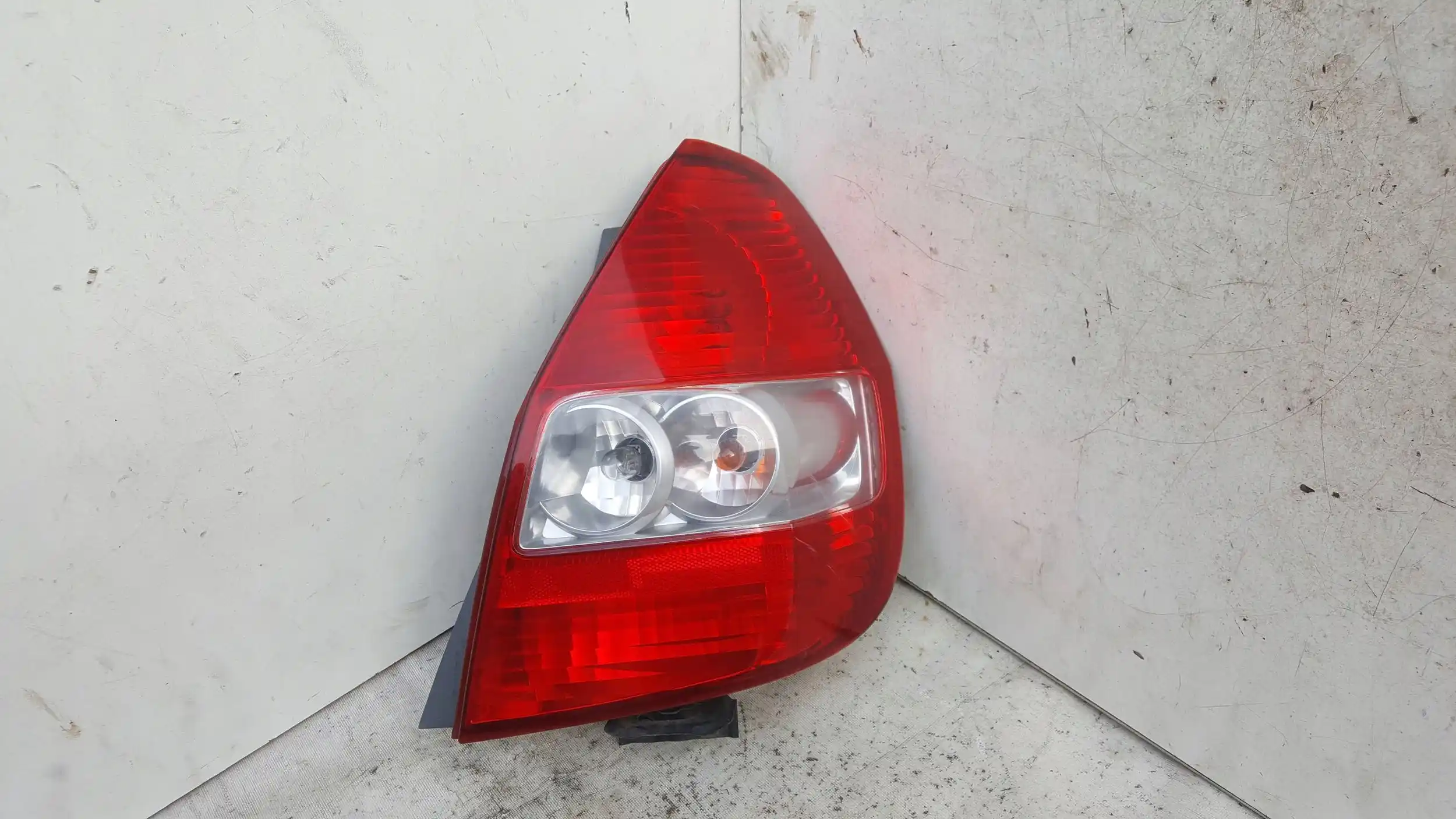 LAMPA PRAWY TYŁ TYLNA HONDA JAZZ II 02-08