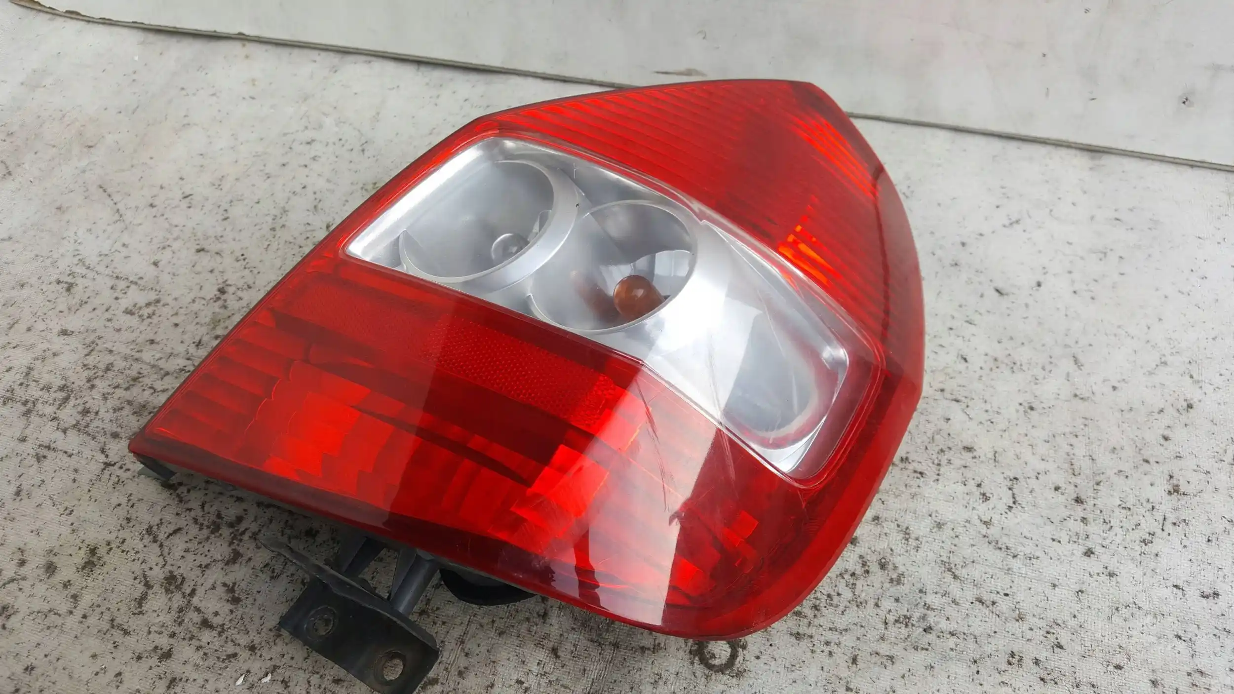 LAMPA PRAWY TYŁ TYLNA HONDA JAZZ II 02-08