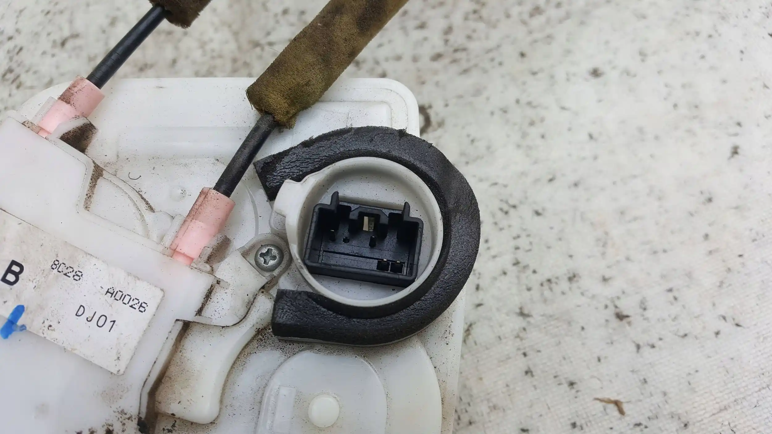 ZAMEK DRZWI PRAWY PRZÓD 8C28A0026 4 PIN MAZDA 2 DE 3D 07-