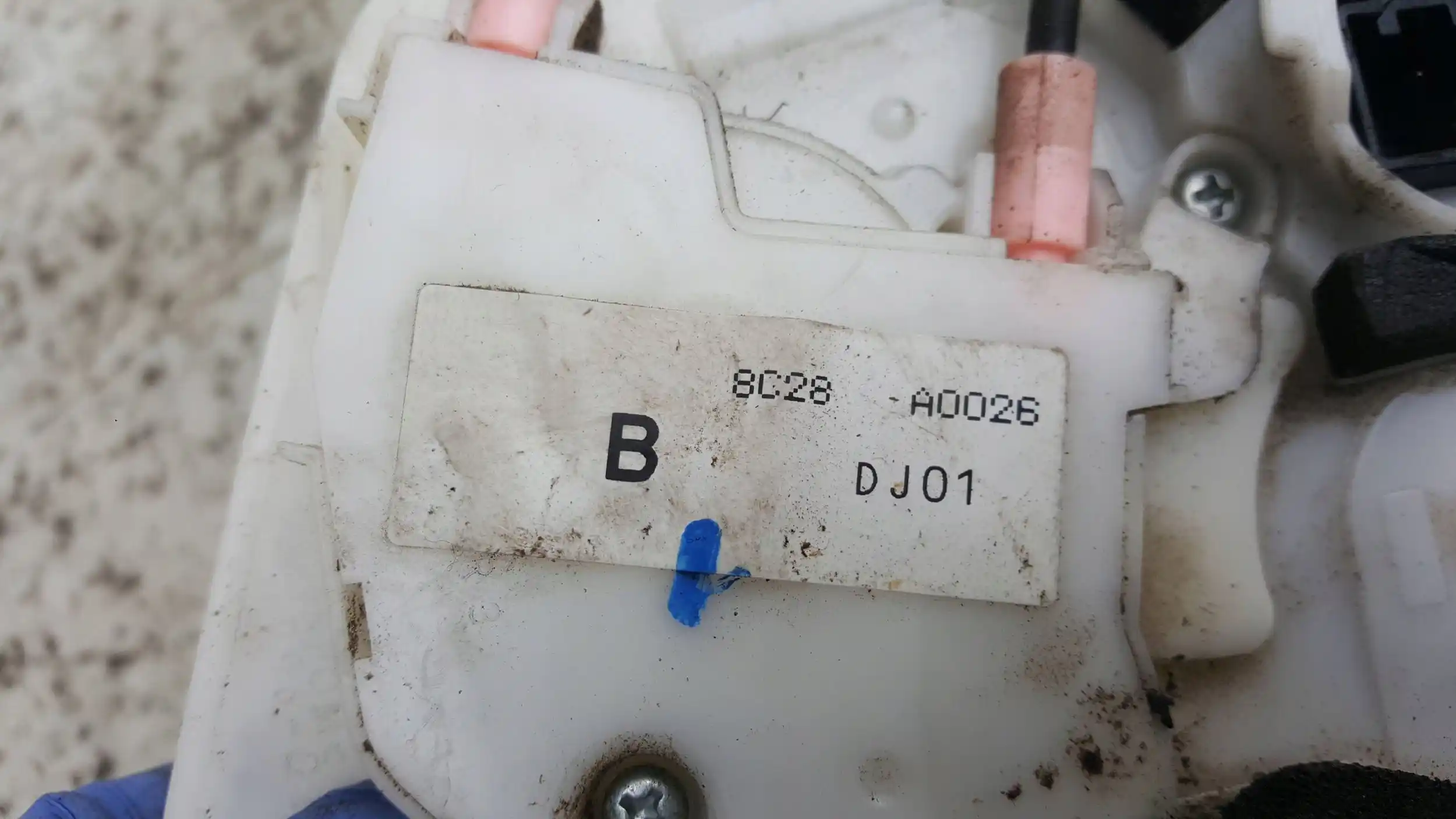 ZAMEK DRZWI PRAWY PRZÓD 8C28A0026 4 PIN MAZDA 2 DE 3D 07-
