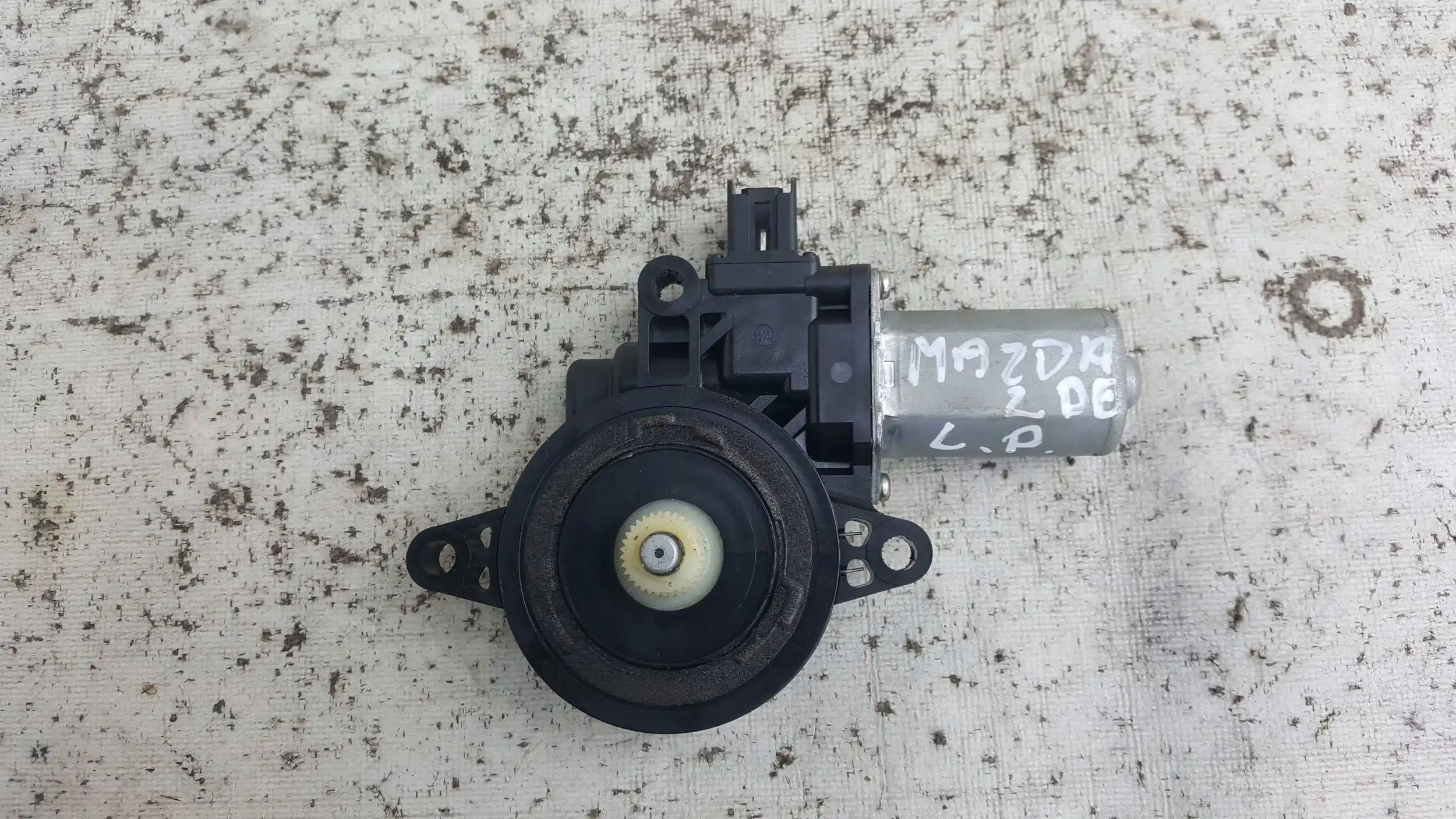 SILINICZEK SZYBY LEWY PRZÓD GA558LP DJ015958X MAZDA 2 DE 07-