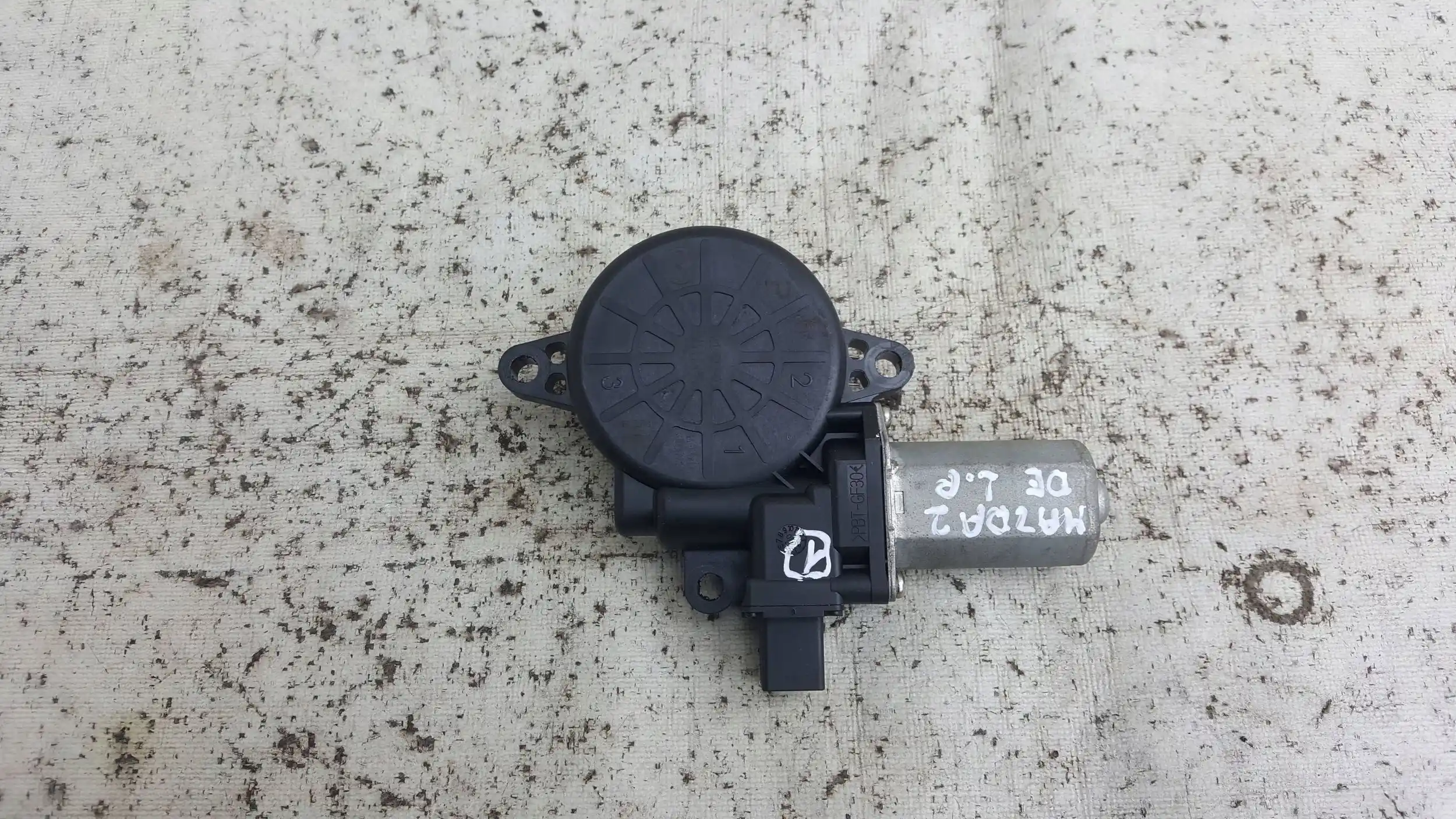 SILINICZEK SZYBY LEWY PRZÓD GA558LP DJ015958X MAZDA 2 DE 07-