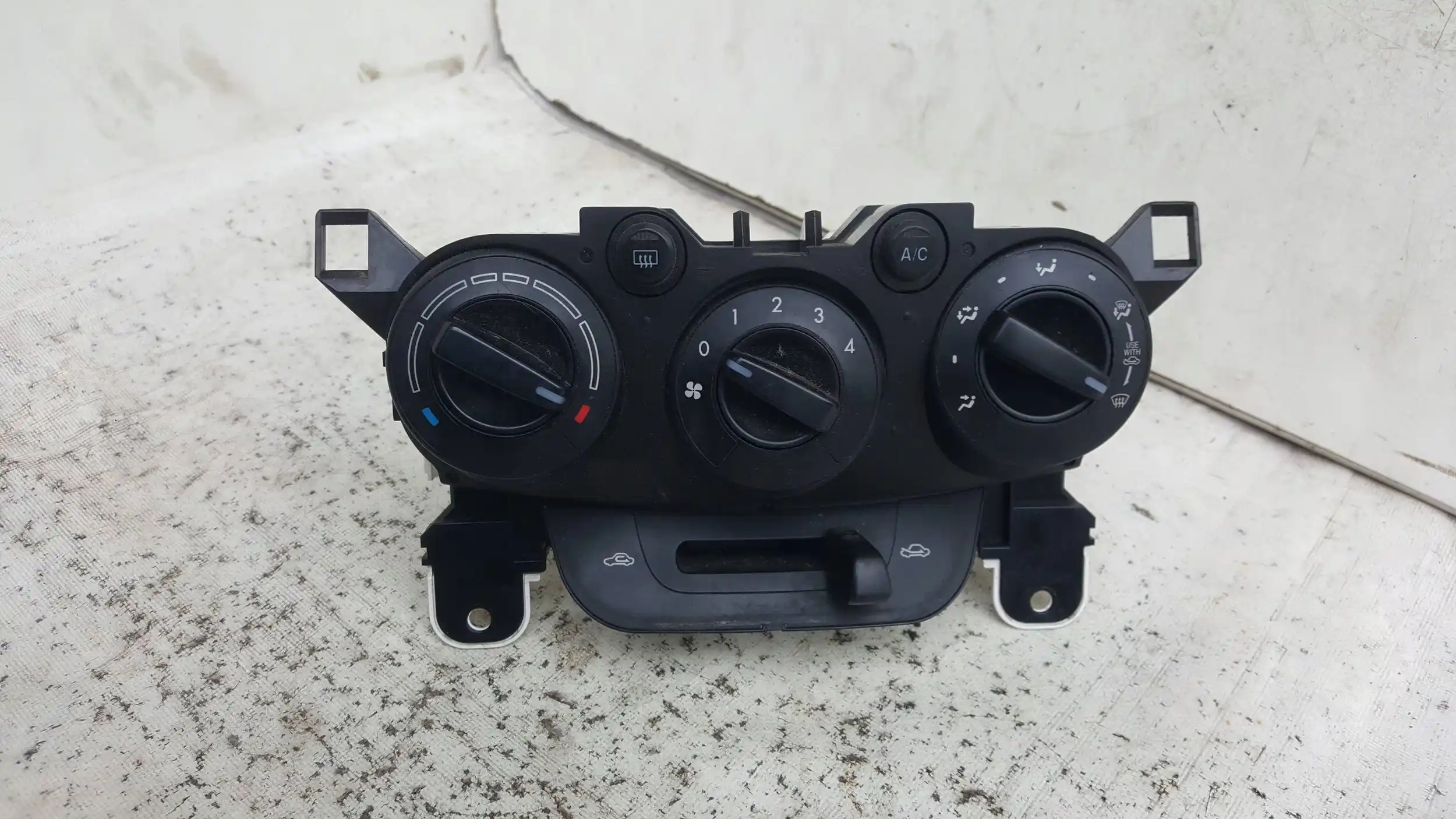 PANEL STEROWANIA NAWIEWEM KLIMATYZACJĄ UDF71 MAZDA 2 DE 07-