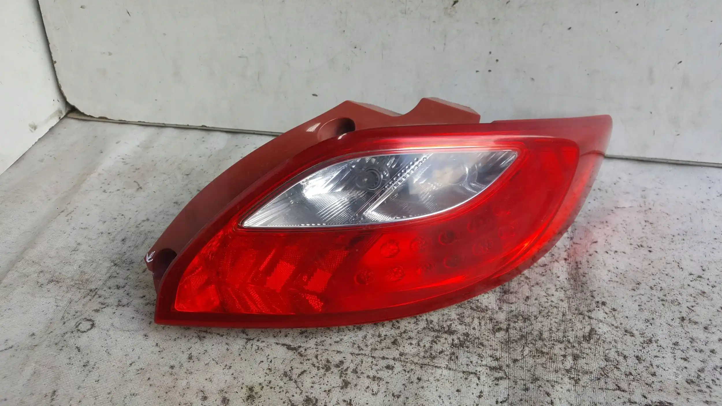 LAMPA PRAWY TYŁ TYLNA MAZDA 2 DE 3D 07-