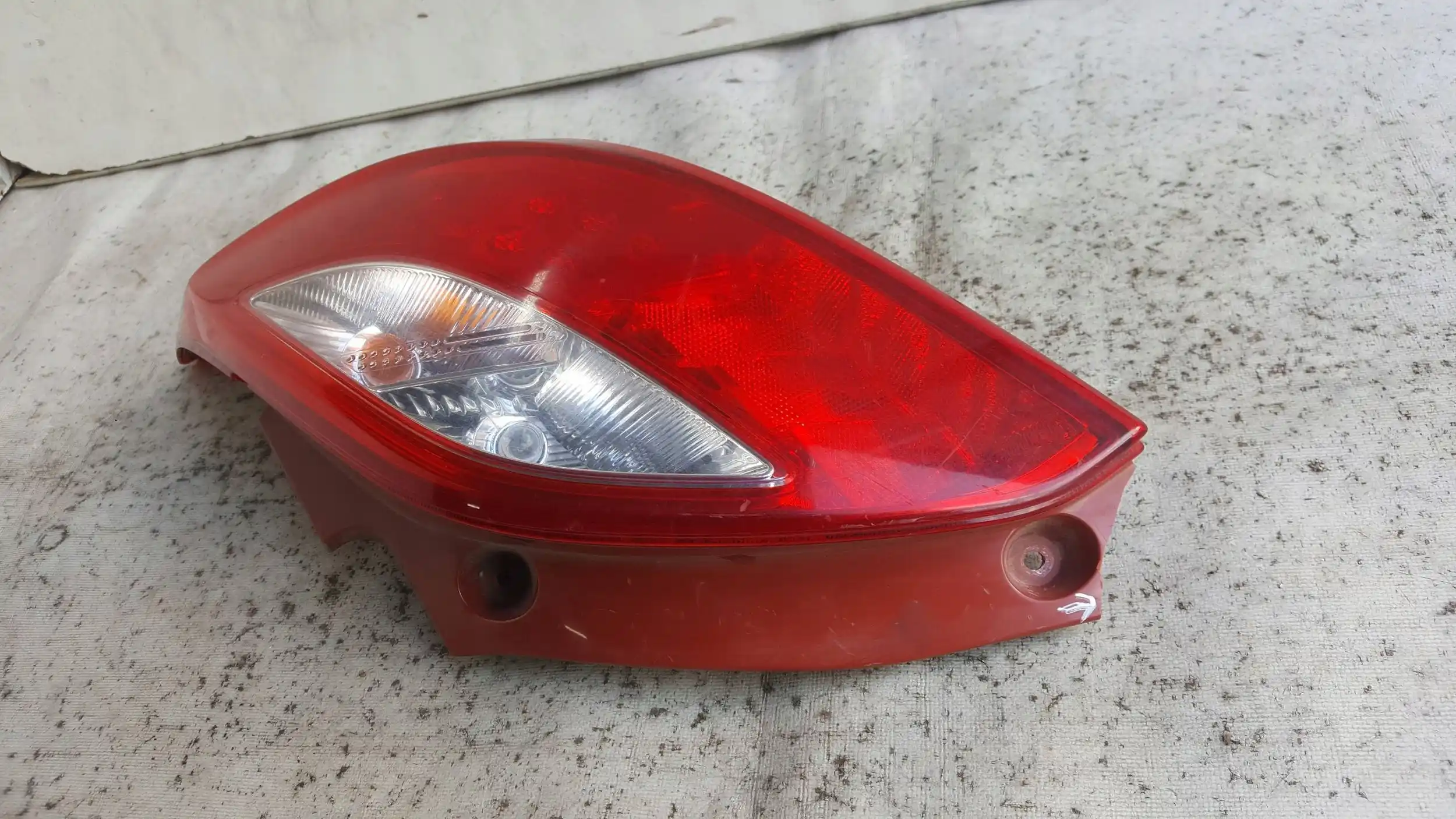 LAMPA PRAWY TYŁ TYLNA MAZDA 2 DE 3D 07-