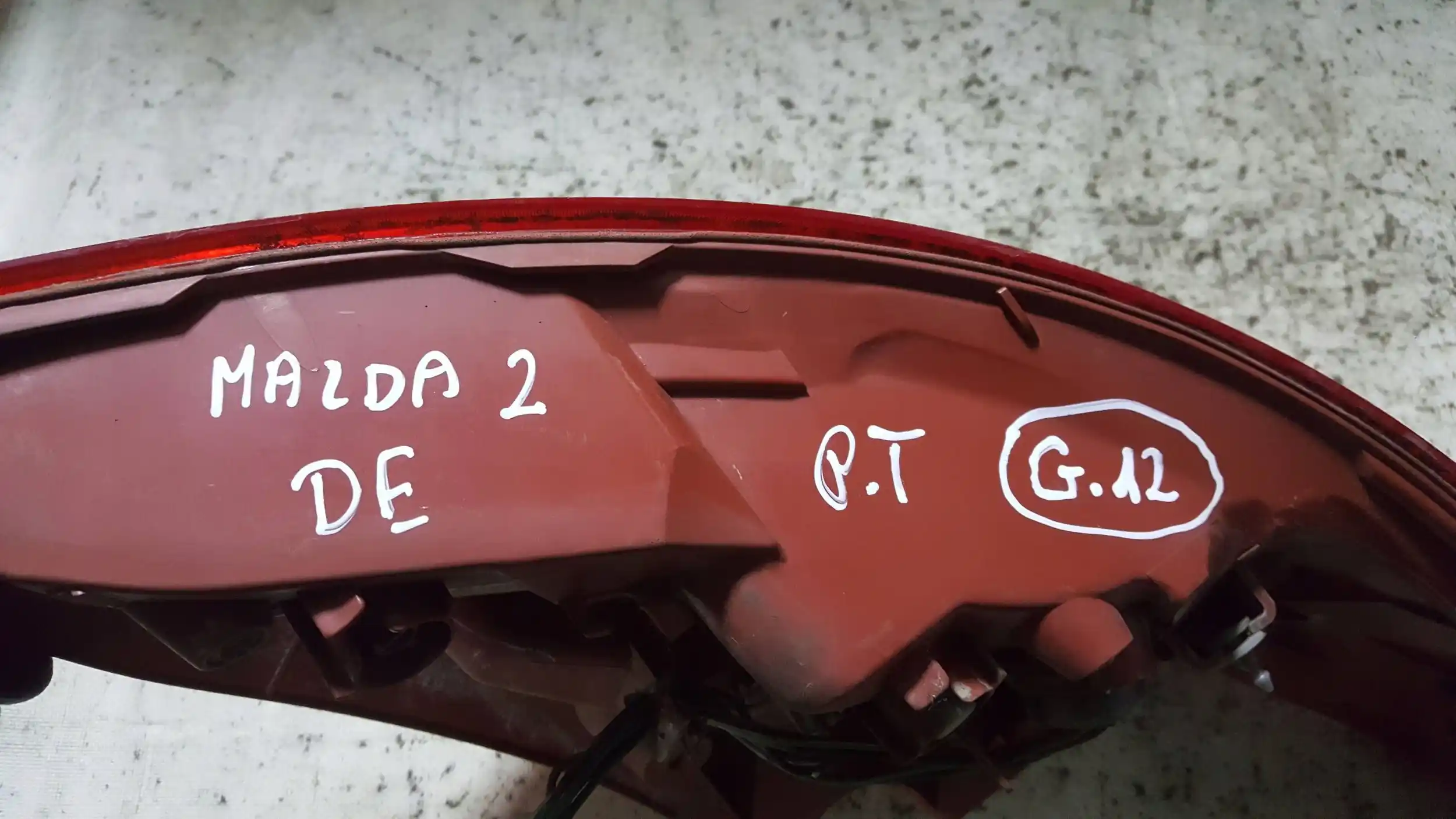 LAMPA PRAWY TYŁ TYLNA MAZDA 2 DE 3D 07-