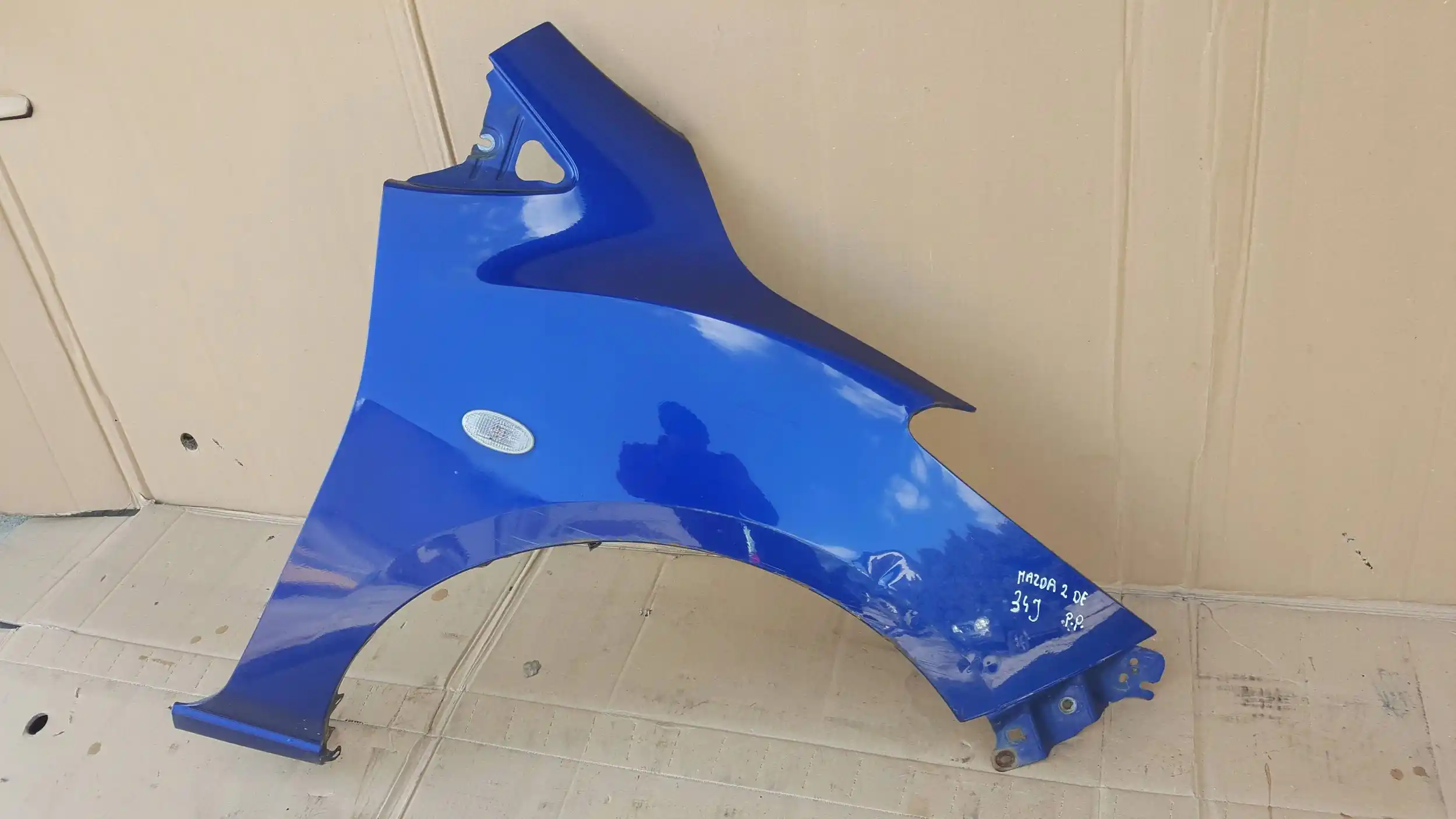 BŁOTNIK PRAWY PRZÓD PRZEDNI MAZDA 2 DE 3D 07- 34J