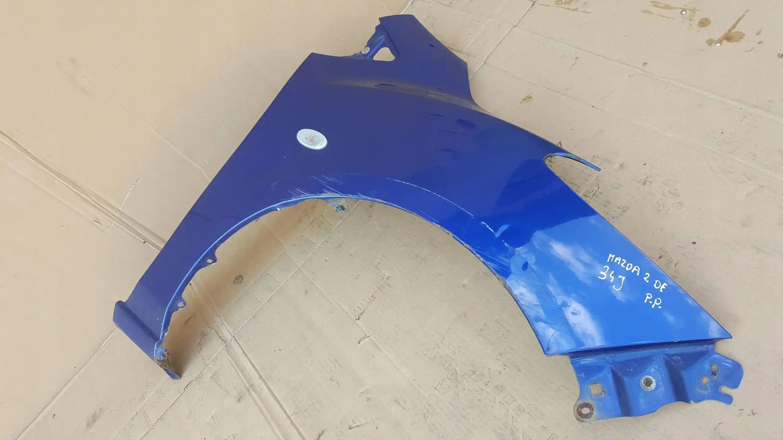 BŁOTNIK PRAWY PRZÓD PRZEDNI MAZDA 2 DE 3D 07- 34J