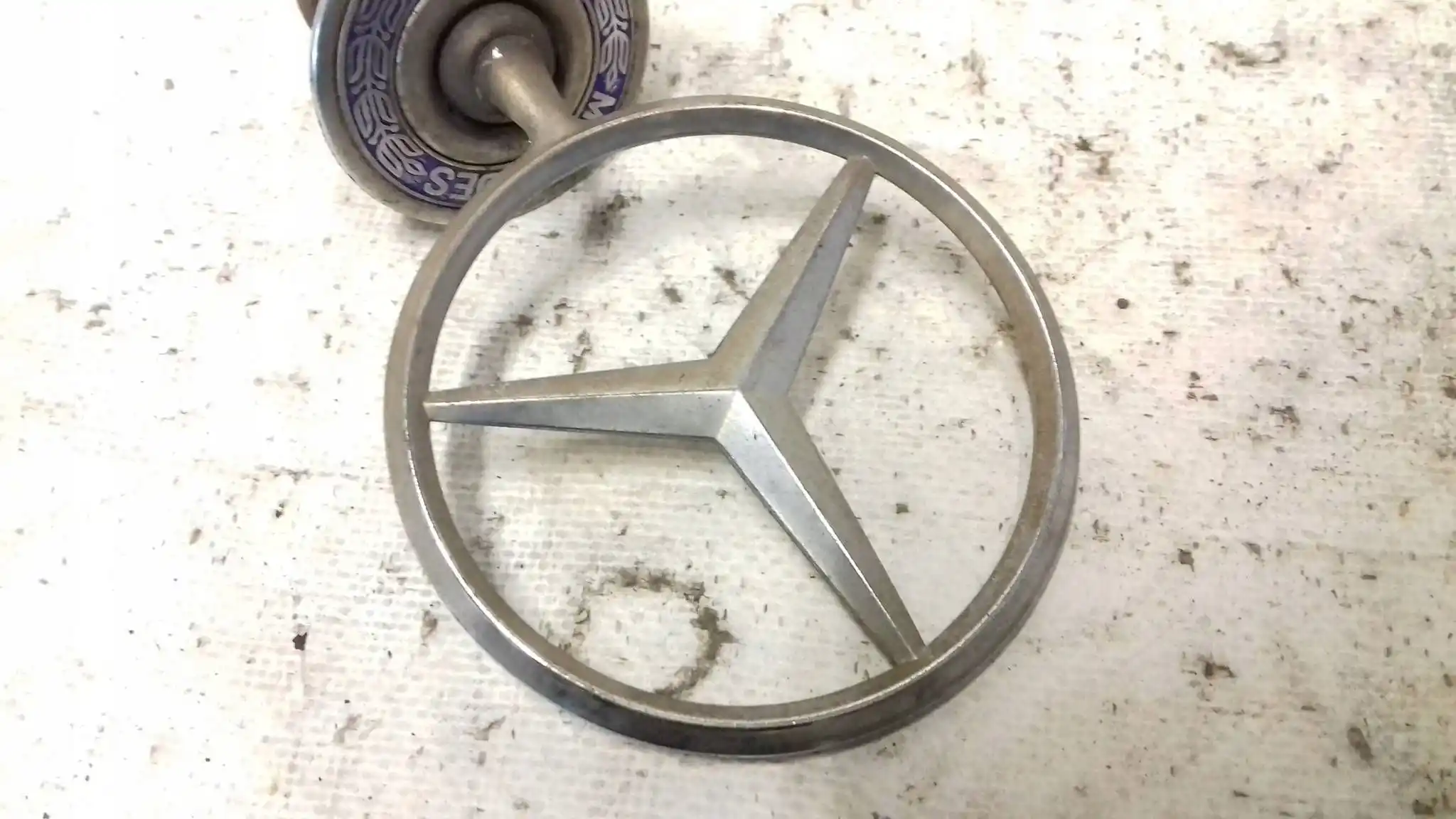 EMBLEMAT ZNACZEK CELOWNIK MERCEDES CLK W208 COUPE 97-