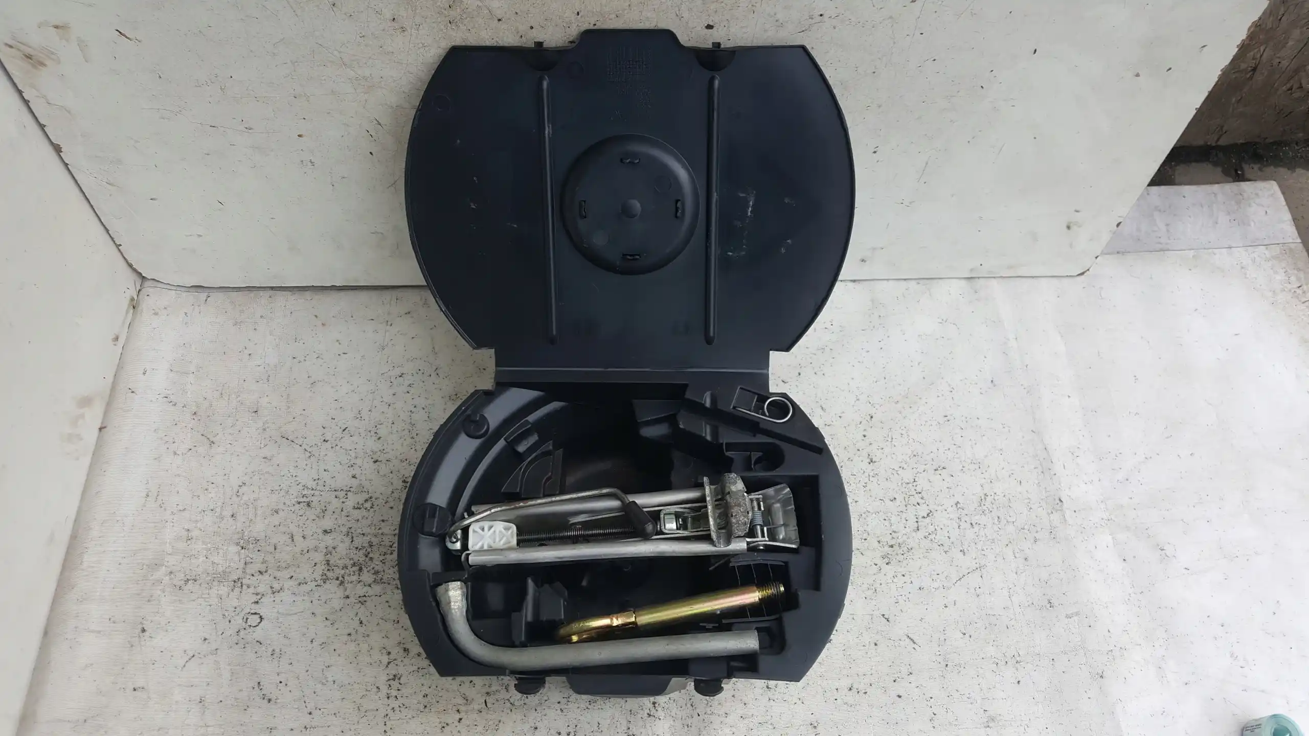 WKŁAD KOŁA ZAPASOWEGO 6Q0012115F ZESTAW NARZĘDZI LEWAREK SEAT VW 02-