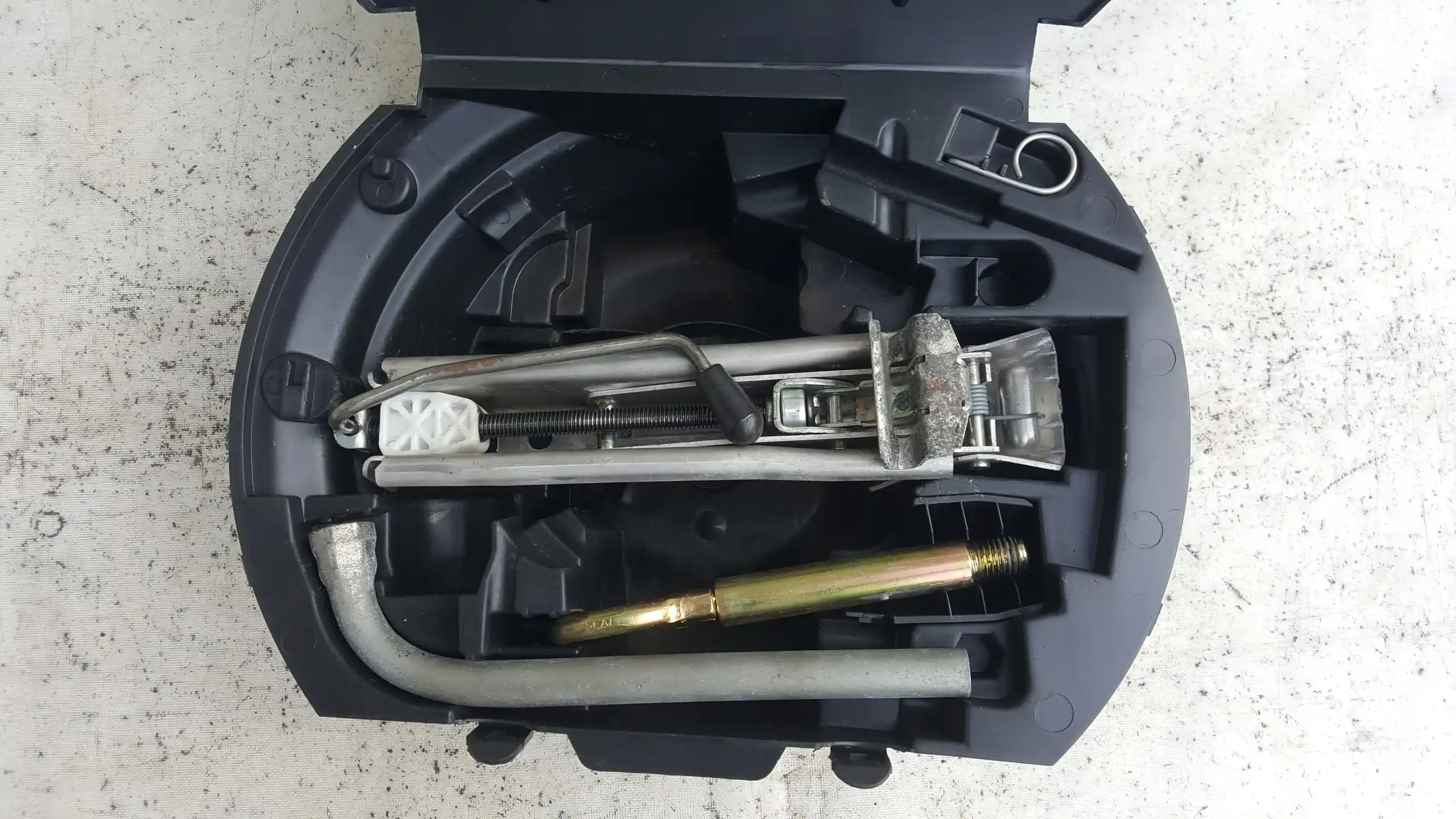 WKŁAD KOŁA ZAPASOWEGO 6Q0012115F ZESTAW NARZĘDZI LEWAREK SEAT VW 02-