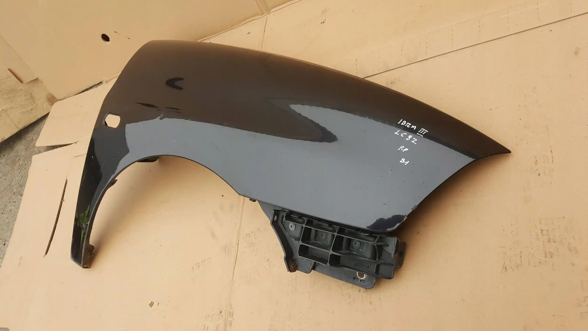 BŁOTNIK PRAWY PRZÓD PRZEDNI SEAT IBIZA III 6L1 CORDOBA II 6L2 02- LC9Z