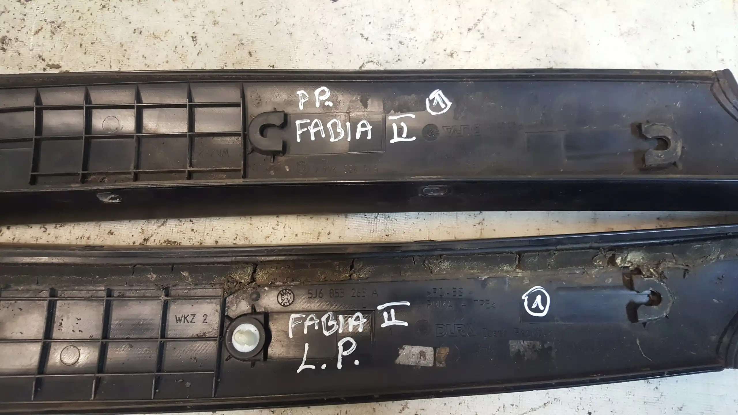 LISTWY LEWA PRAWA KPL 5J6853264A SZYBY CZOŁOWEJ SKODA FABIA II 07-10