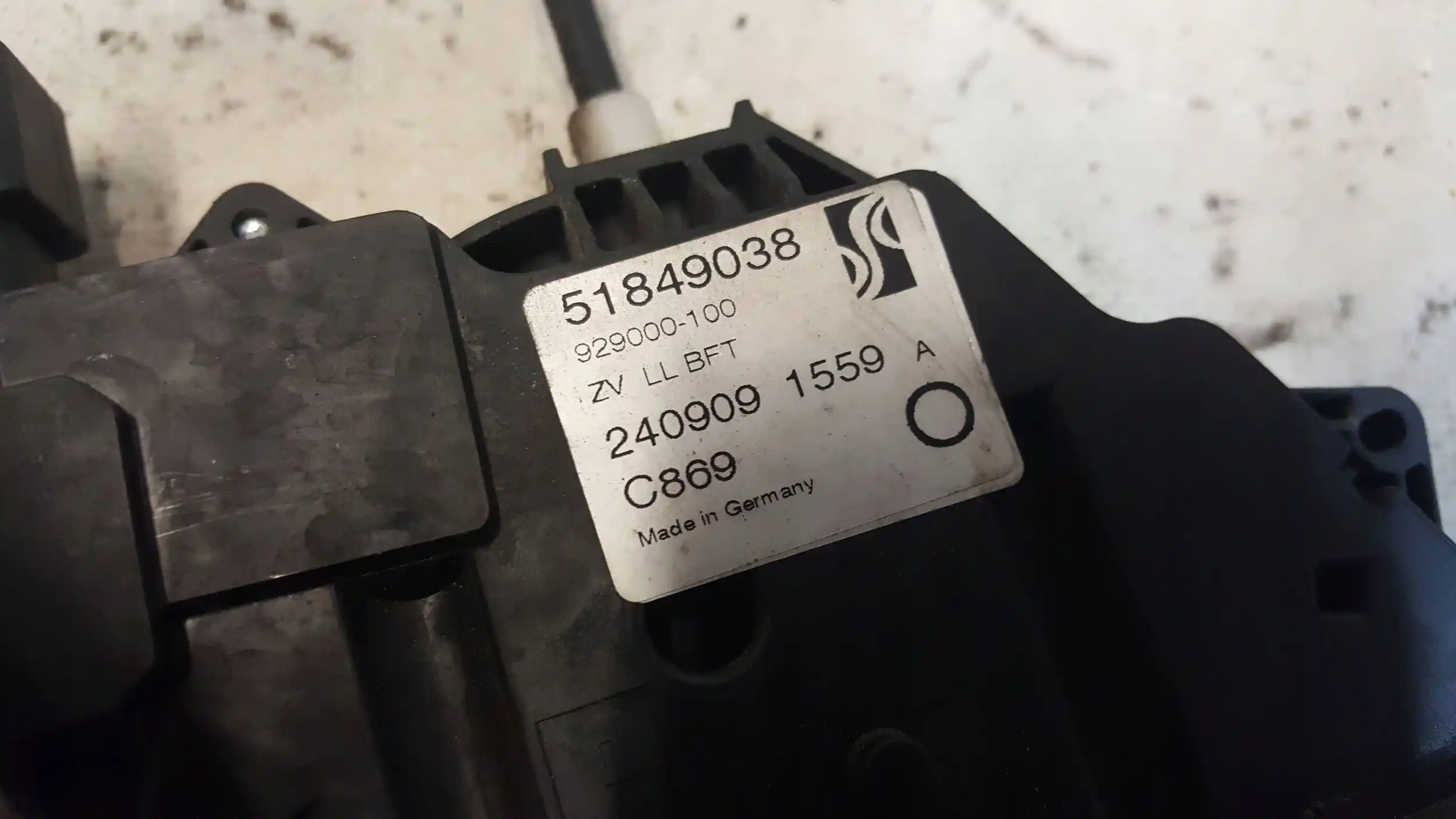 ZAMEK DRZWI PRAWY PRZÓD 51849038 FIAT GRANDE PUNTO 5D 05-
