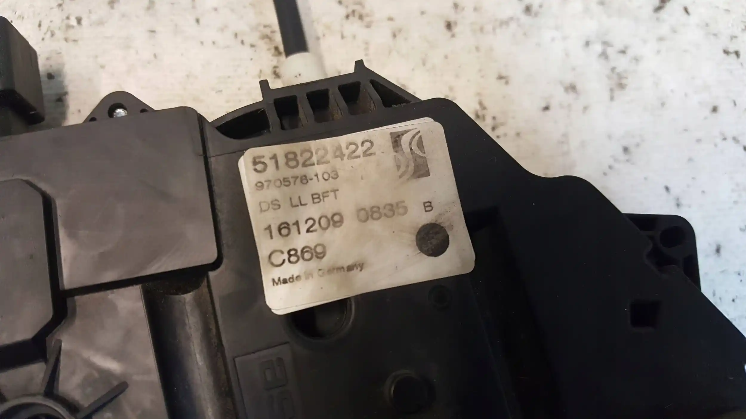 ZAMEK DRZWI PRAWY PRZÓD 51822422 FIAT GRANDE PUNTO 5D 05-