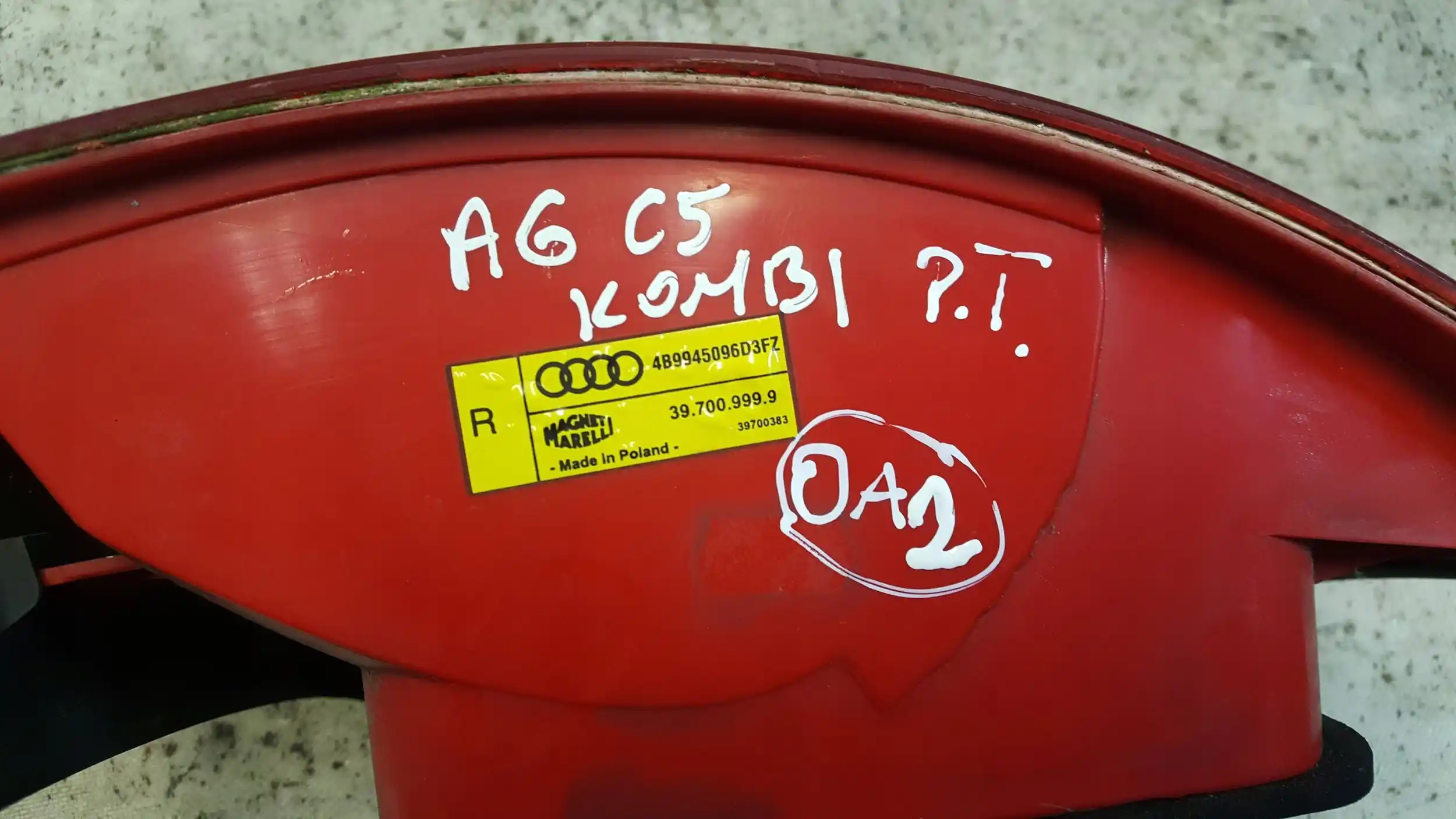 LAMPA PRAWY TYŁ TYLNA 4B9945096D AUDI A6 C5 KOMBI 97-01
