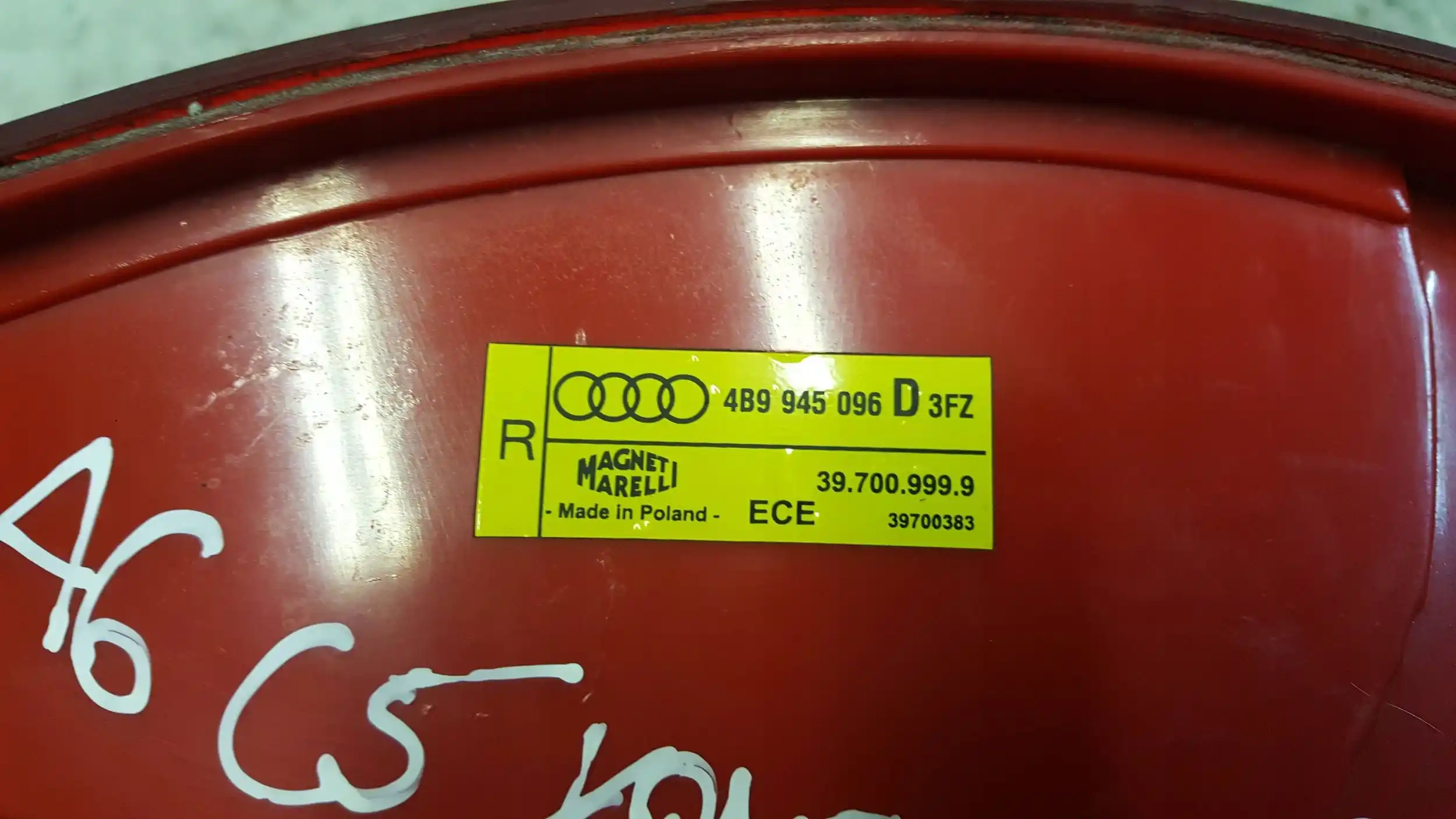 LAMPA PRAWY TYŁ TYLNA 4B9945096D AUDI A6 C5 KOMBI 97-01