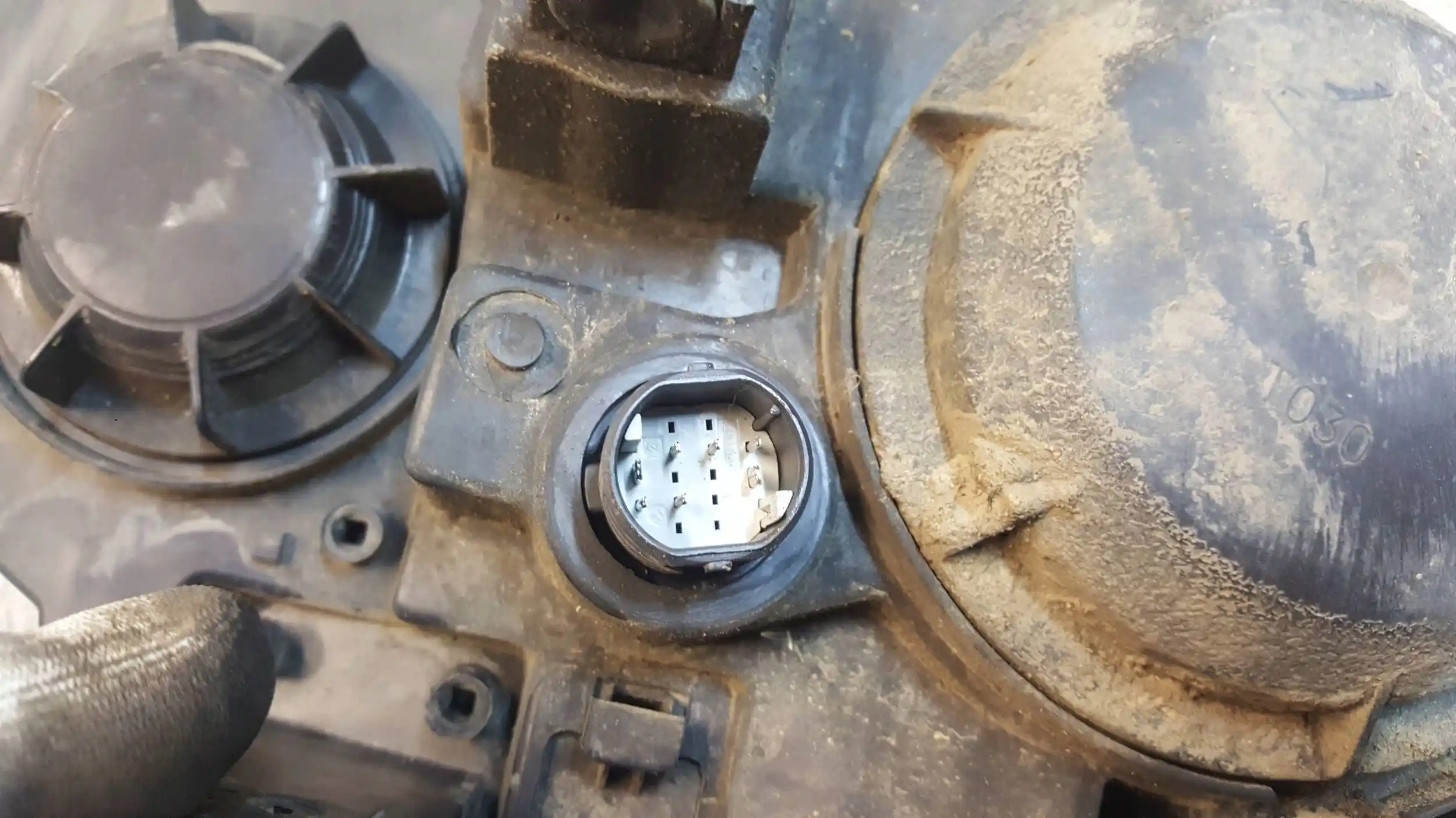 LAMPA LEWY PRZÓD PRZEDNIA FIAT LINEA 07-