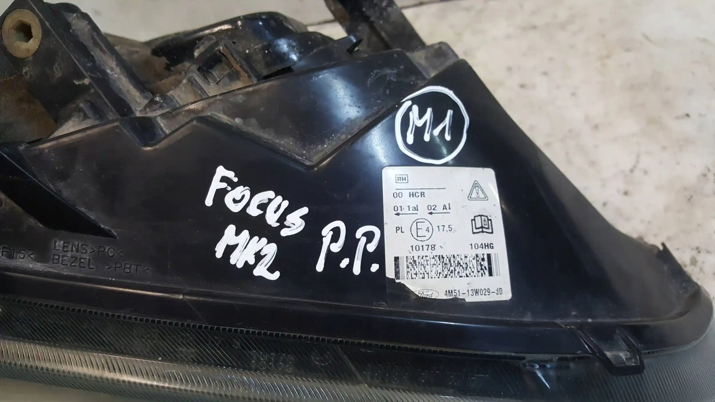LAMPA PRAWY PRZÓD PRZEDNIA 4M5113W029JD FORD FOCUS MK2 II 04-07