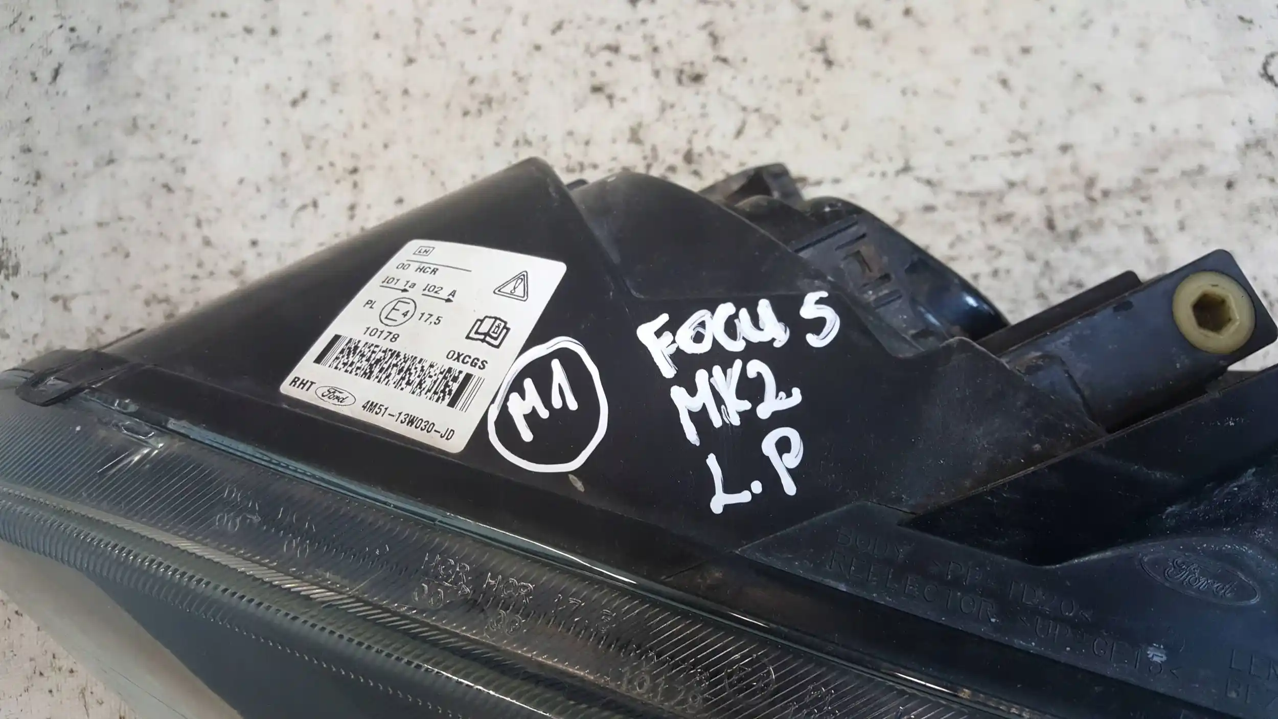 LAMPA LEWY PRZÓD PRZEDNIA 4M5113W030JD FORD FOCUS MK2 II 04-07